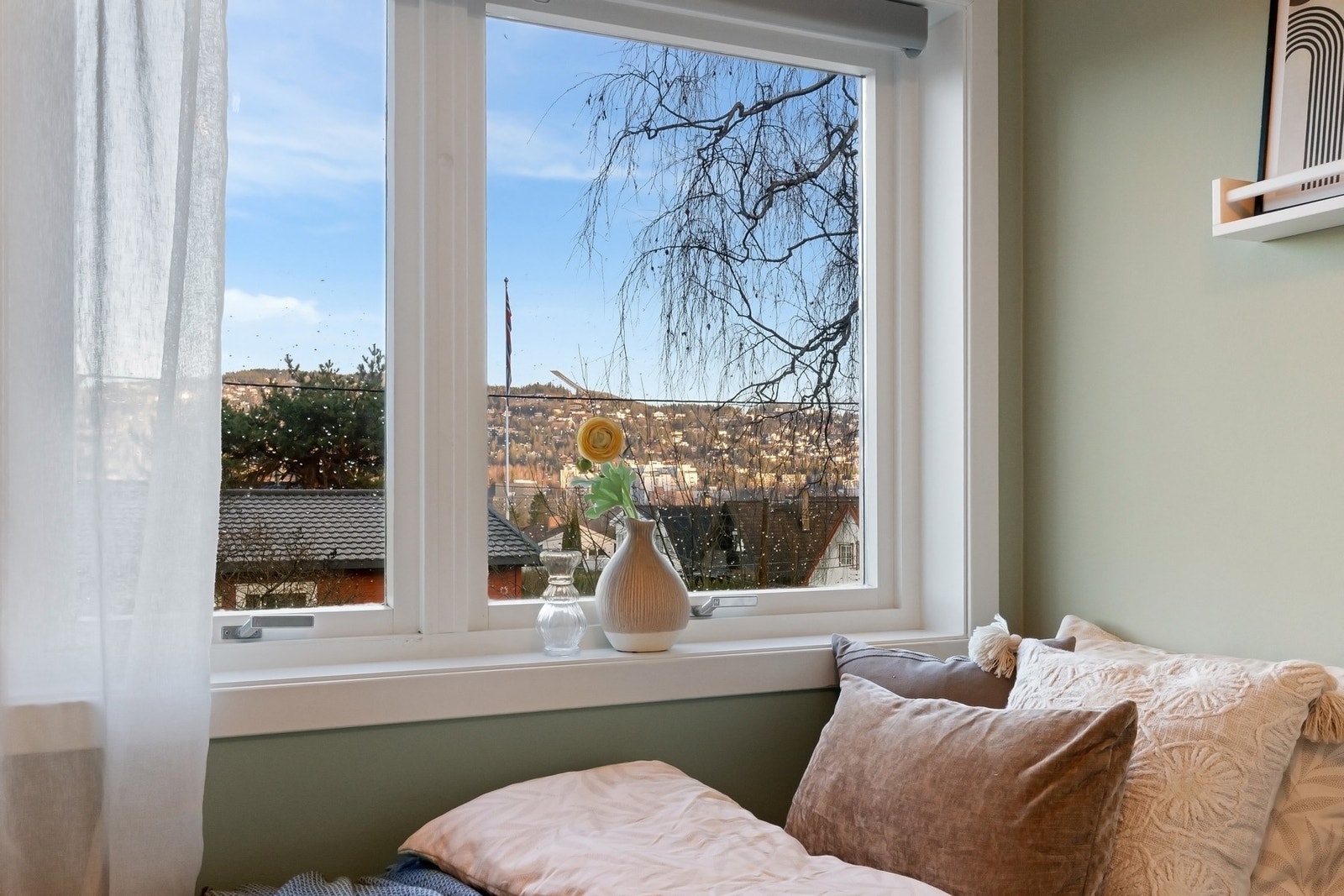 Det er hyggelig utsikt fra de fleste rommene. Galleribilde