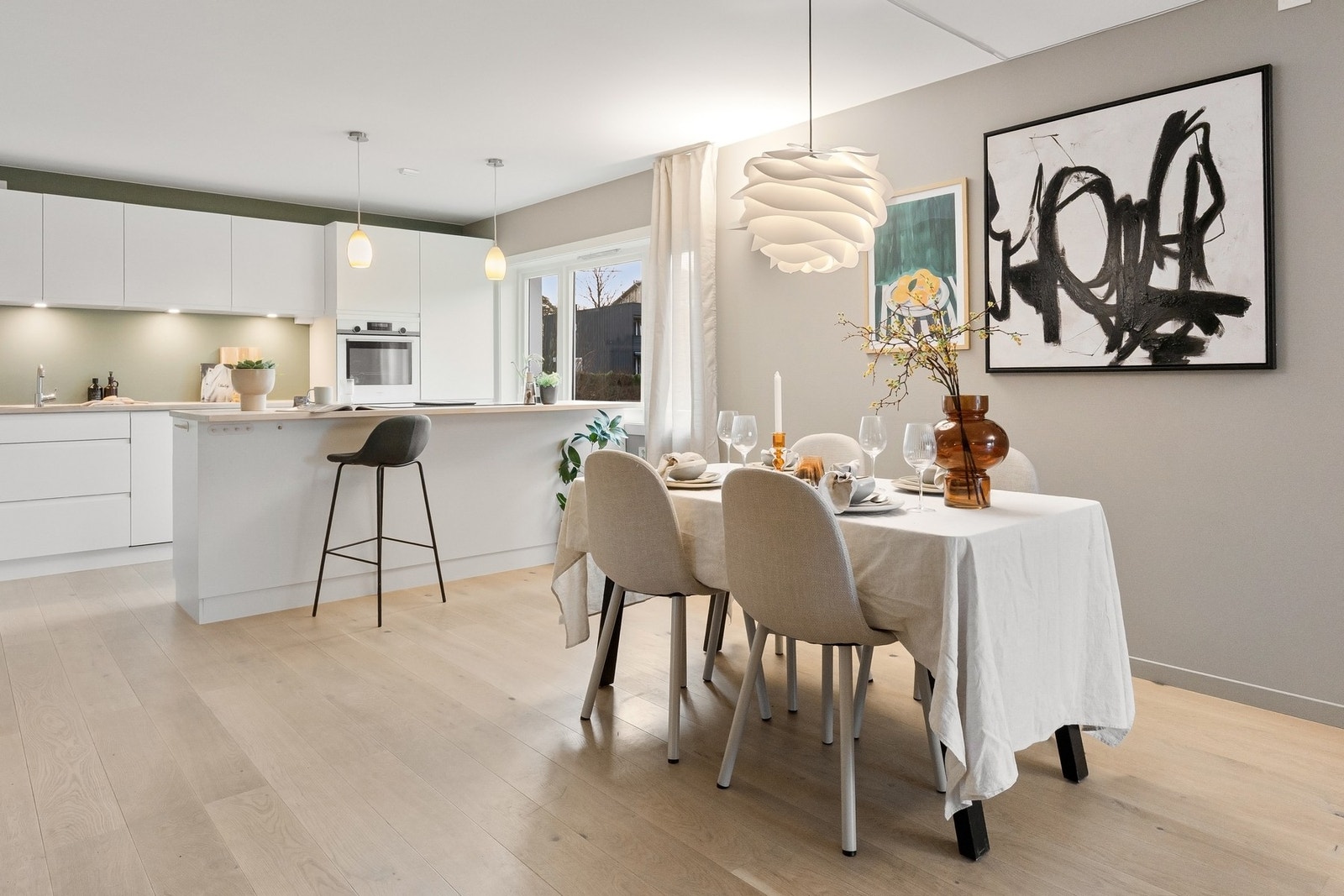 Leiligheten gjennomgikk en stor oppussing i 2018/2019 og fremstår som lys og delikat innredet. Galleribilde