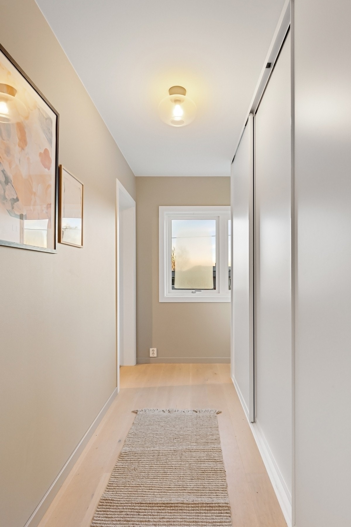 Innredet rom med garderobeskap tilknyttet soverom 2 Galleribilde