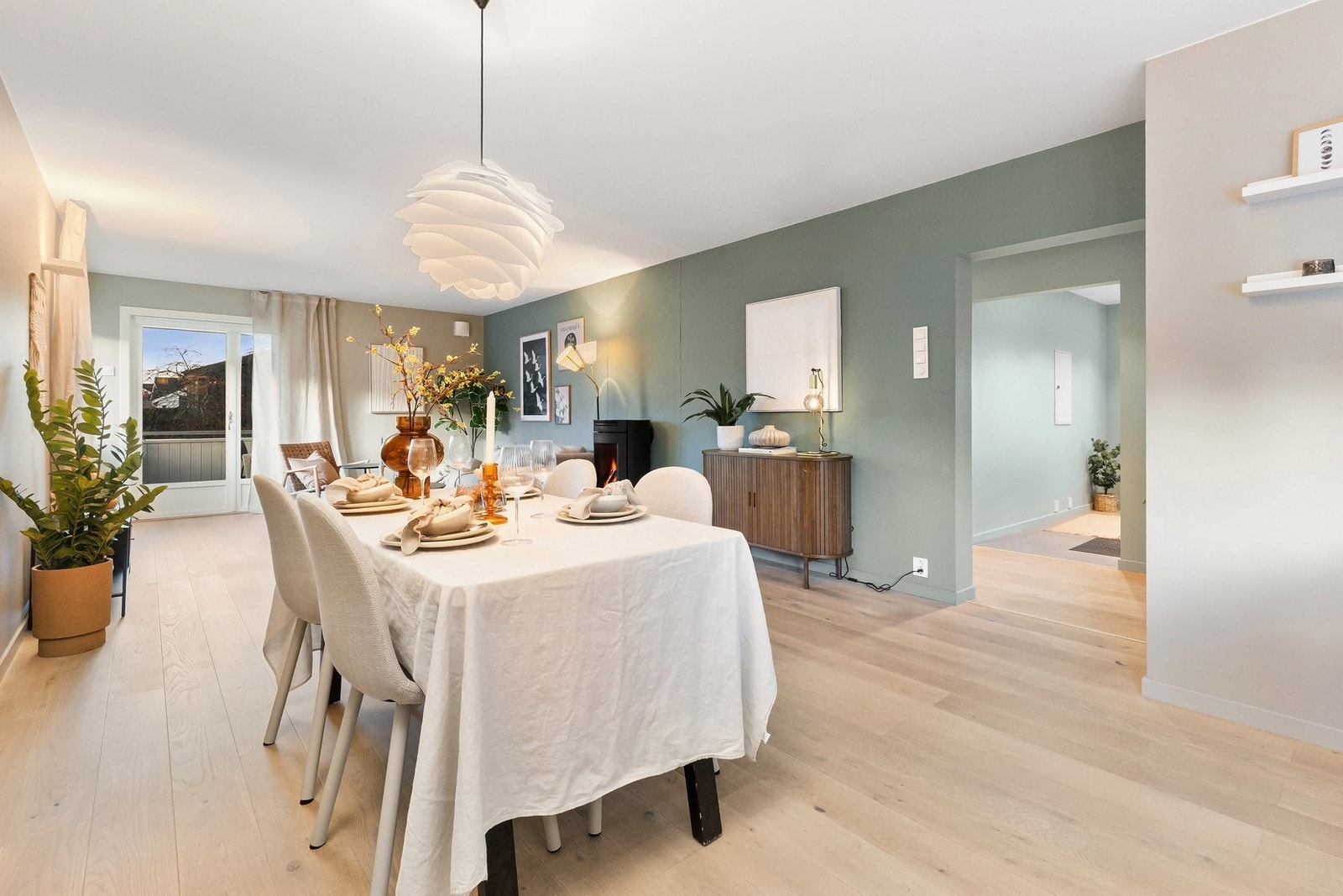 Her er det plass til både spisestue og sofagruppe. Galleribilde