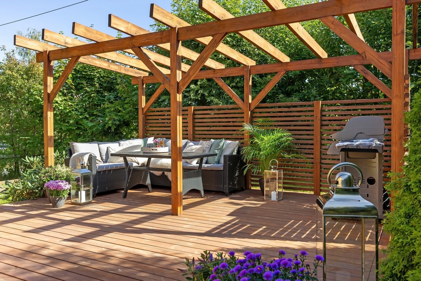 Terrasseplatting på ca. 31 kvm med pergola i hagen. Galleribilde