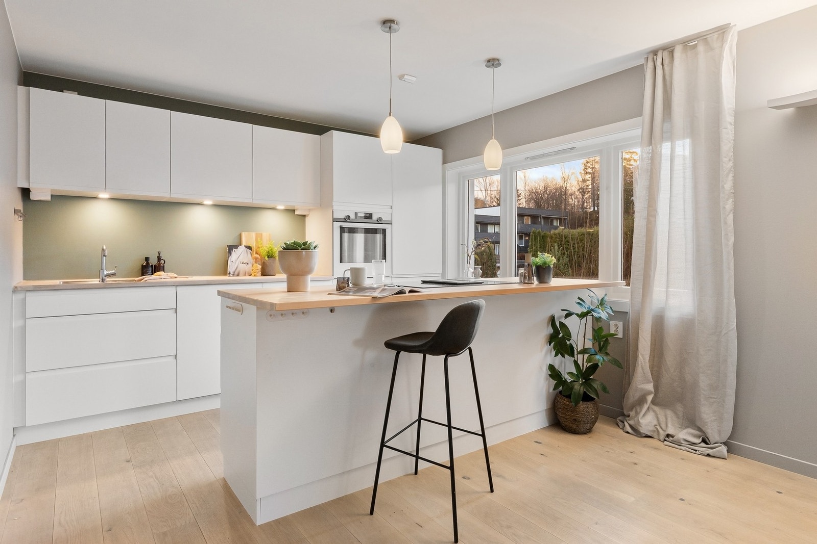 Delikat Kvik kjøkken fra 2018 med tidløse, hvite, slette fronter. Galleribilde