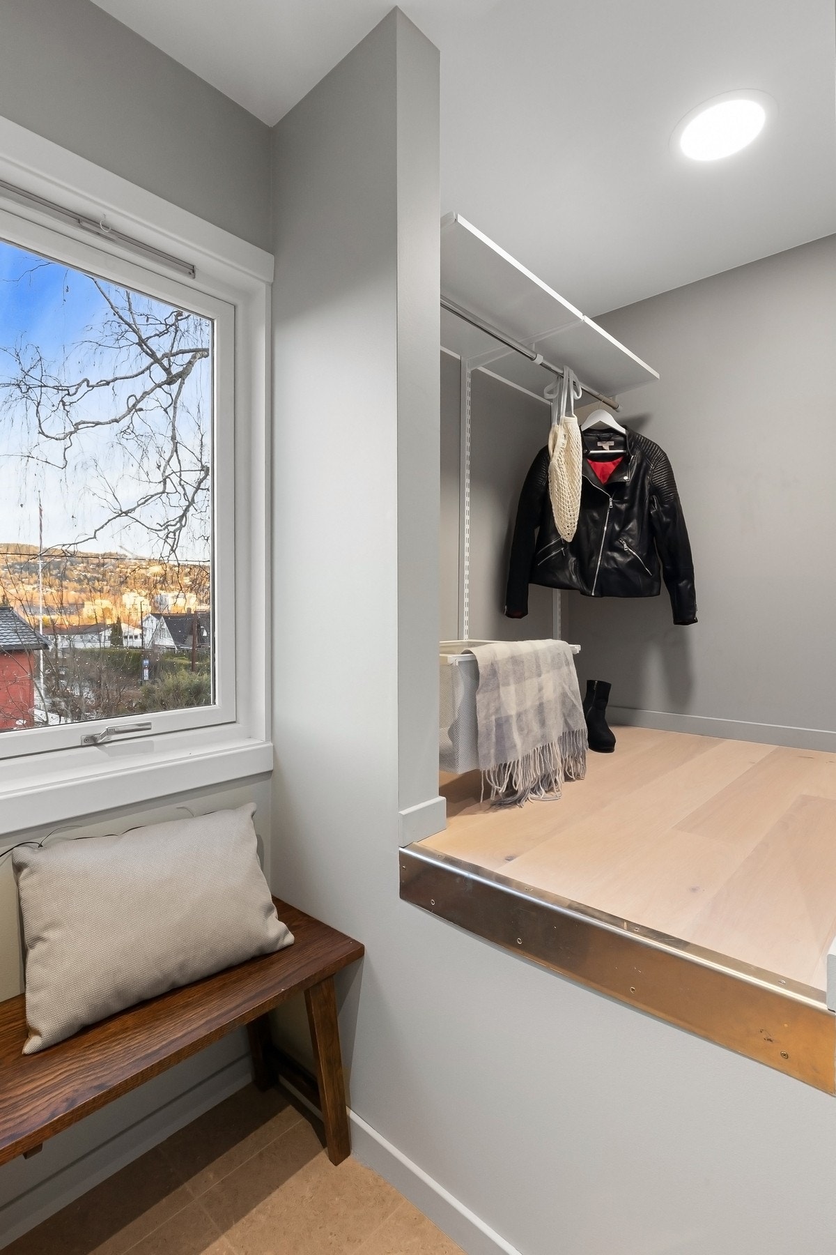 Praktisk løsning med plass til oppheng og sesongsklær. Galleribilde