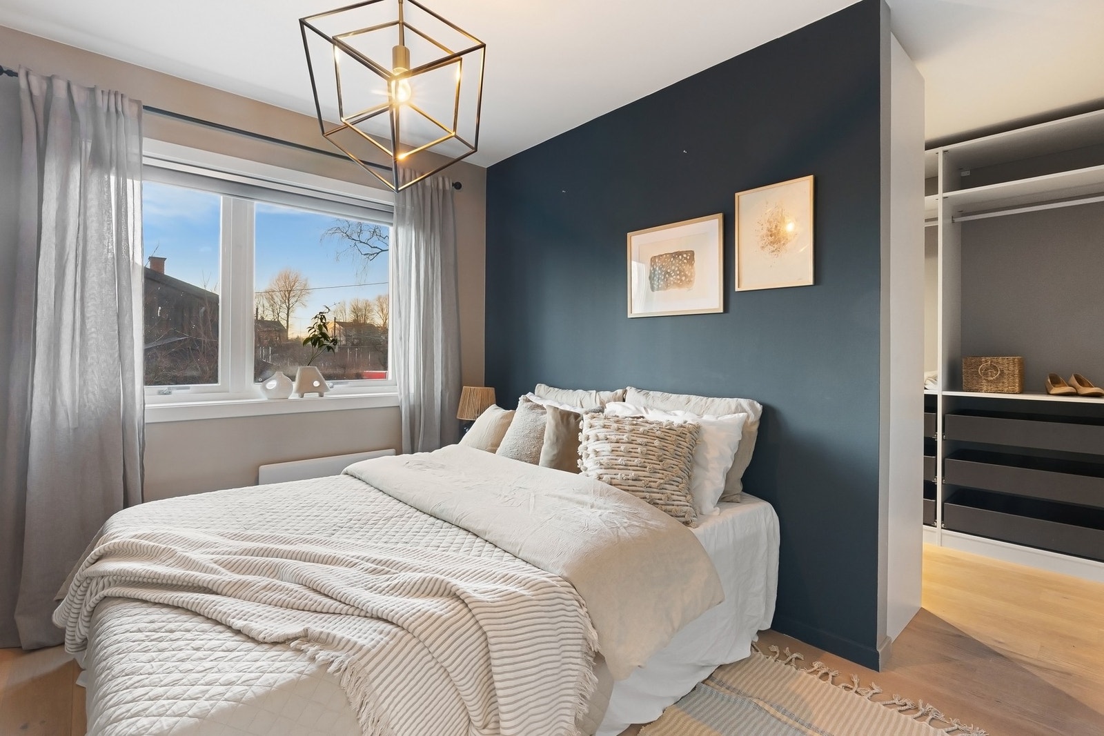 Hovedsoverommet med stor walk-in garderobe og en-suite bad. Galleribilde