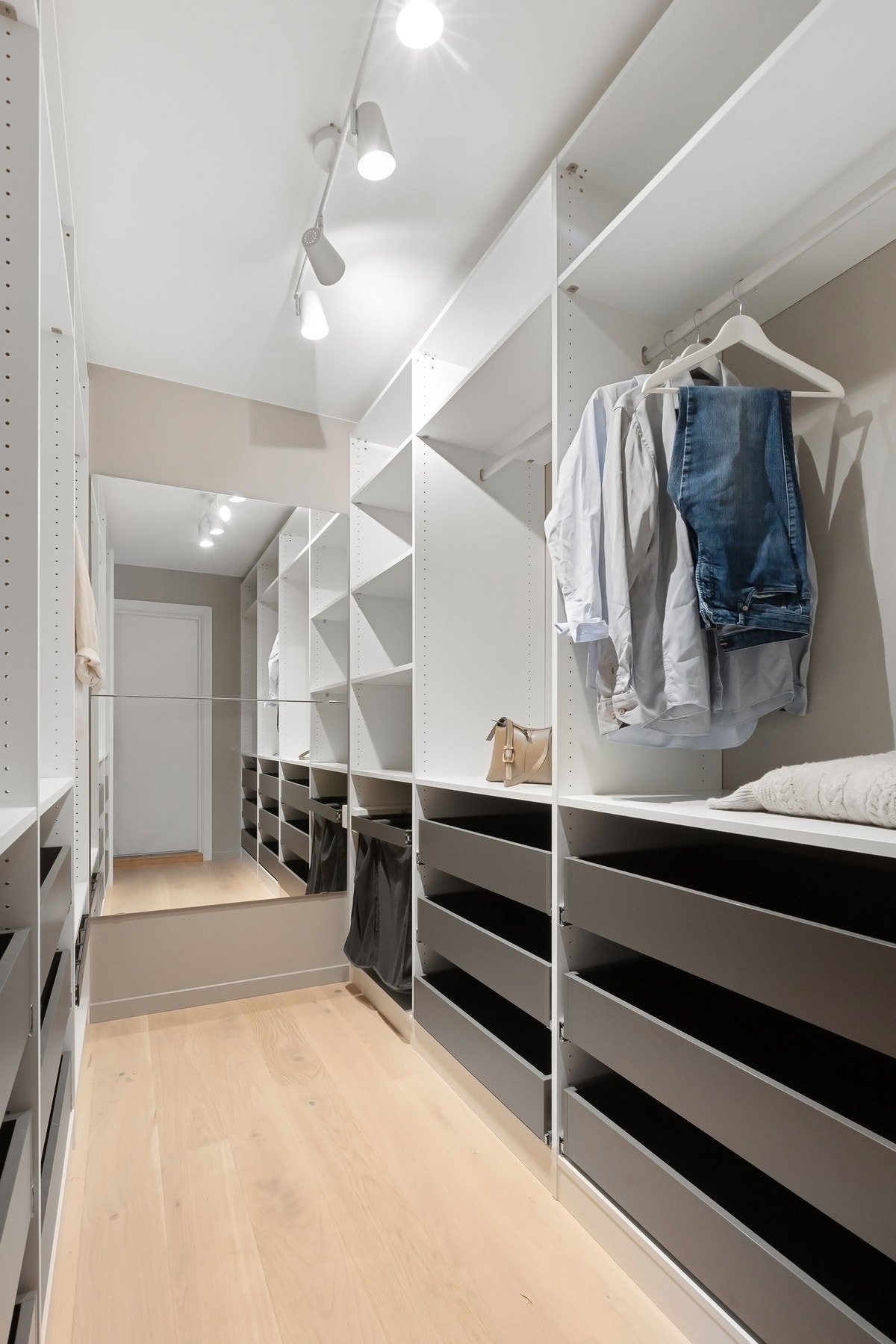 Her er det ikke manko på garderobeplass. Galleribilde