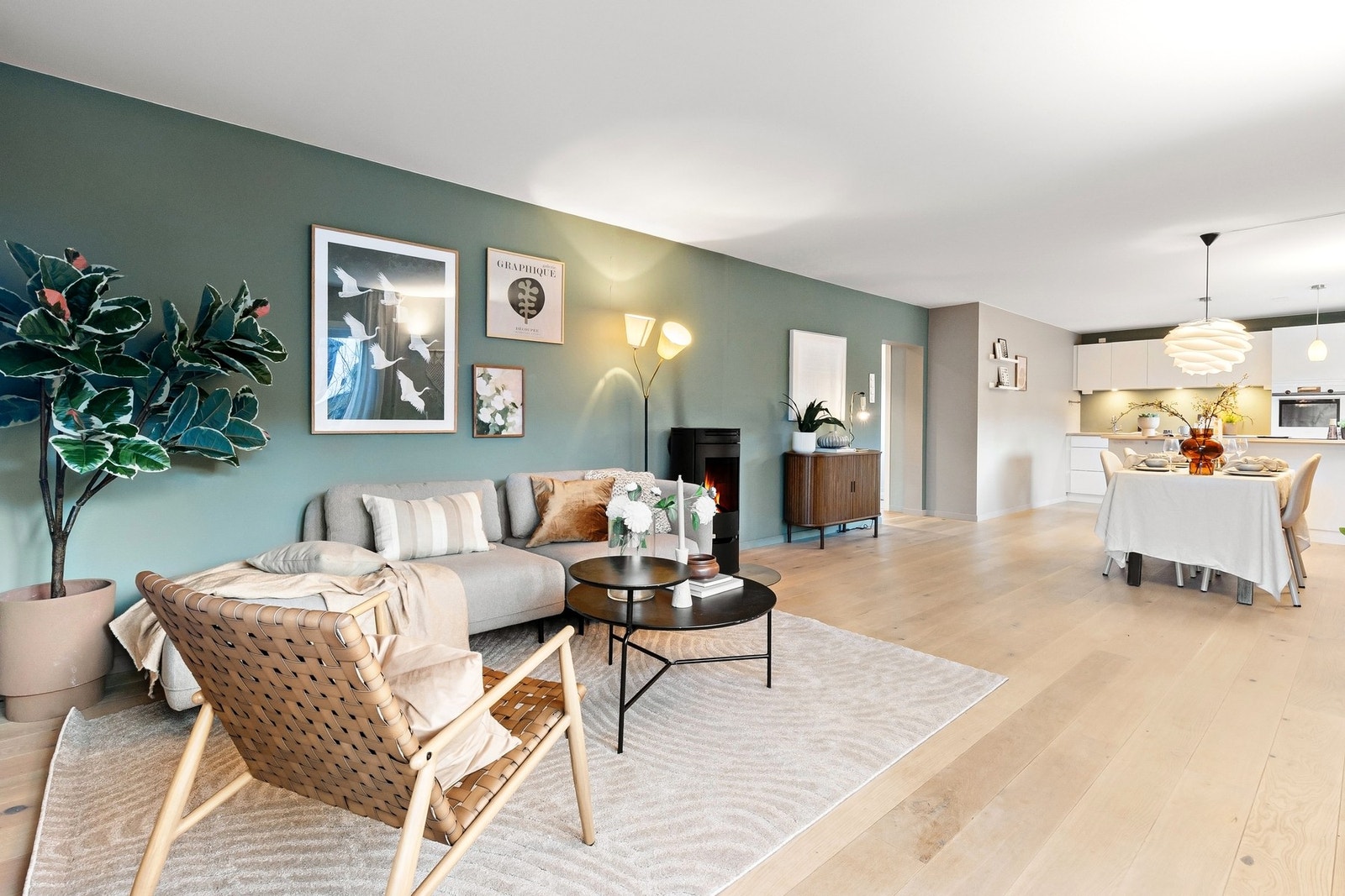 Velkommen til en innholdsrik, lys og moderne halvpart av tomannsbolig med stor hage. Galleribilde