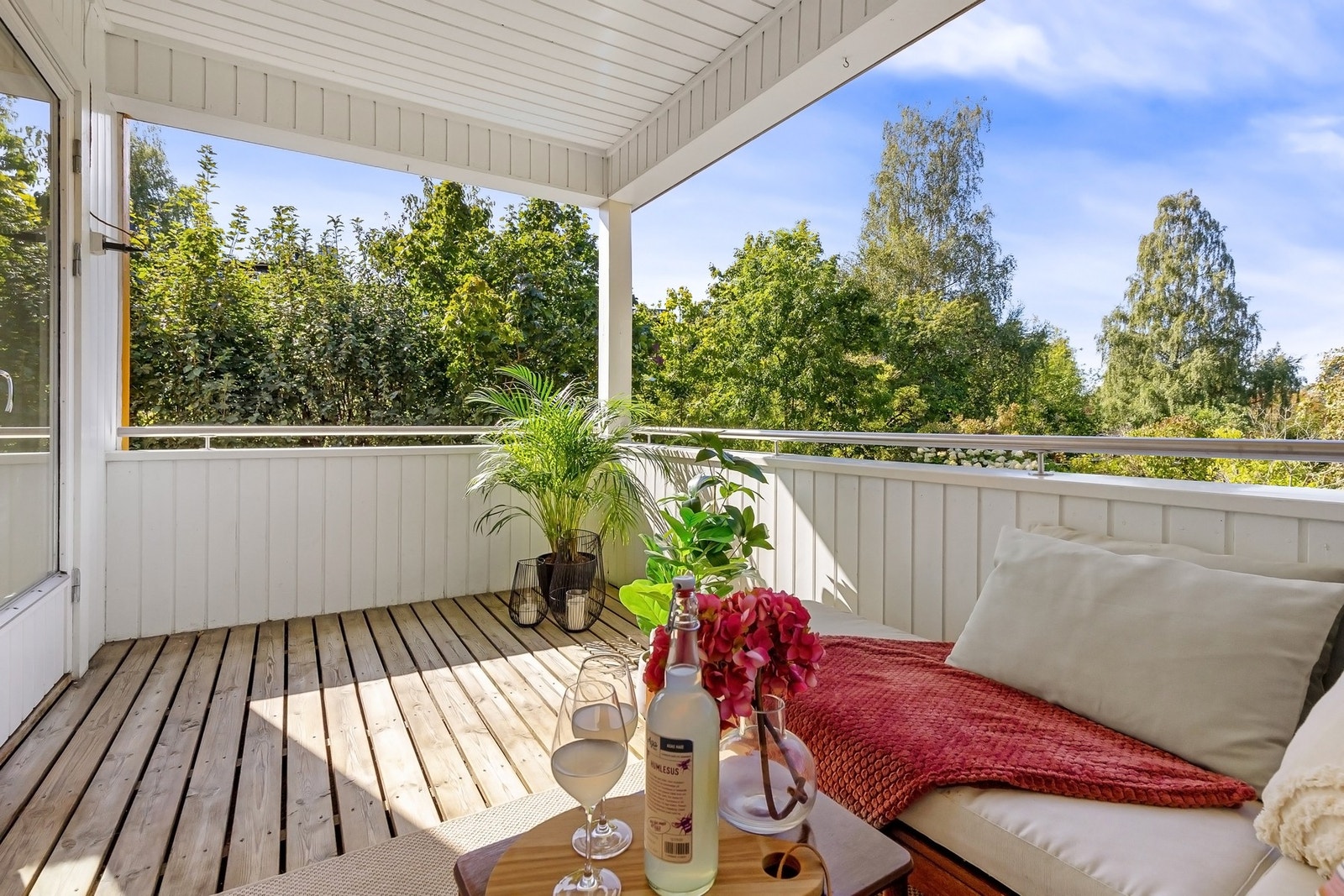 Sommerutsikt fra sofakroken på verandaen. Galleribilde