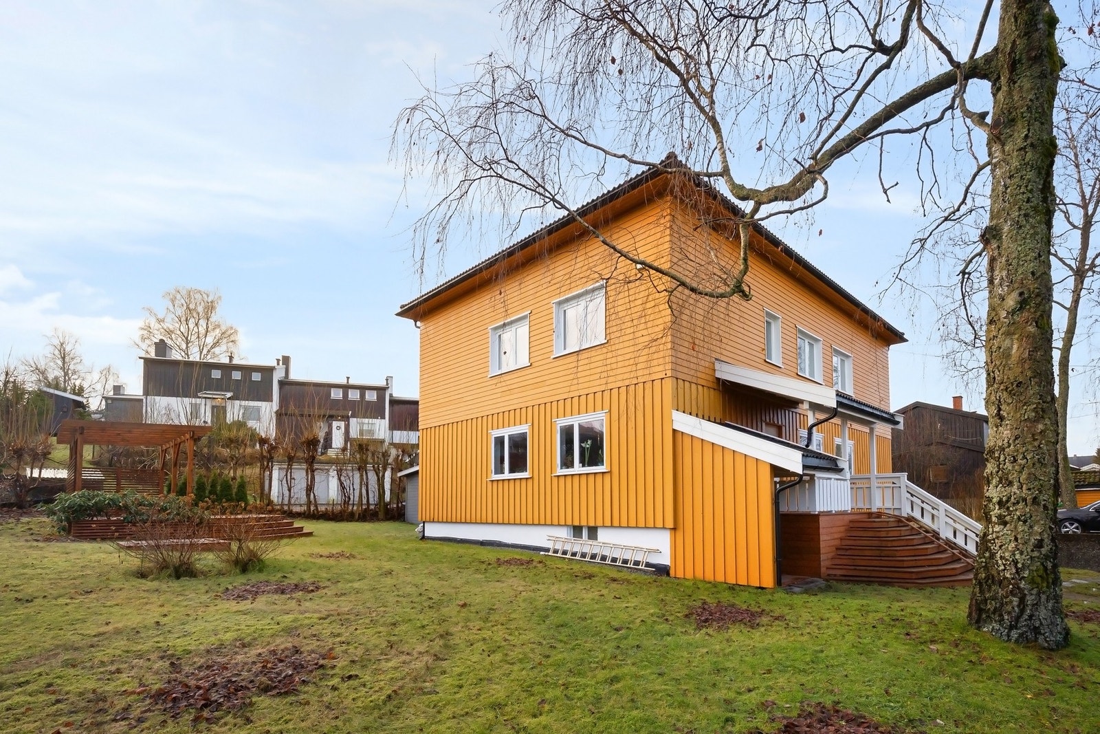 Stor hage med boltreplass for store og små. Galleribilde