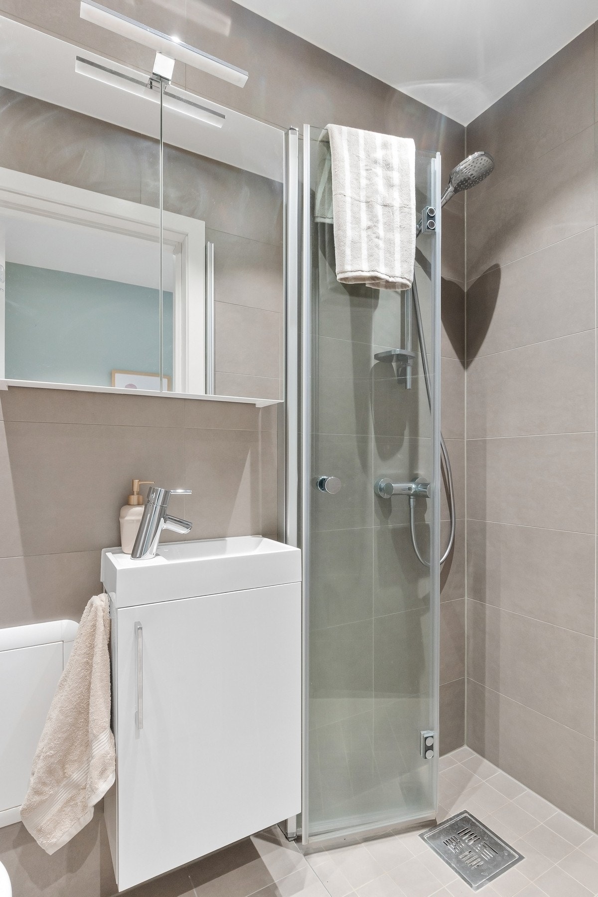 Bad 2 er innredet med dusjhjørne, servant med over- og underskap og toalett. Galleribilde