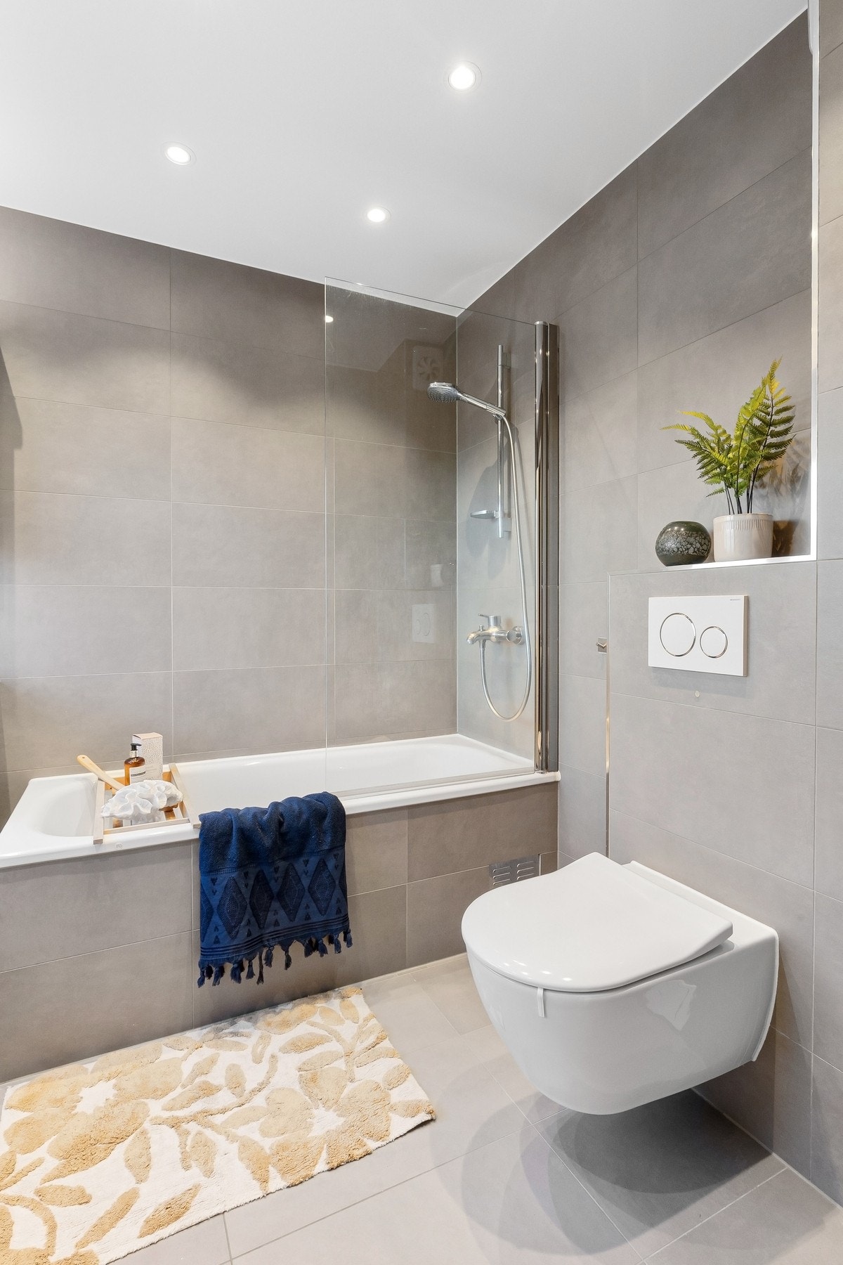 Begge badene var nye i 2019 og hovedbadet er innredet med badekar, vegghengt servanskap og klosett. Galleribilde