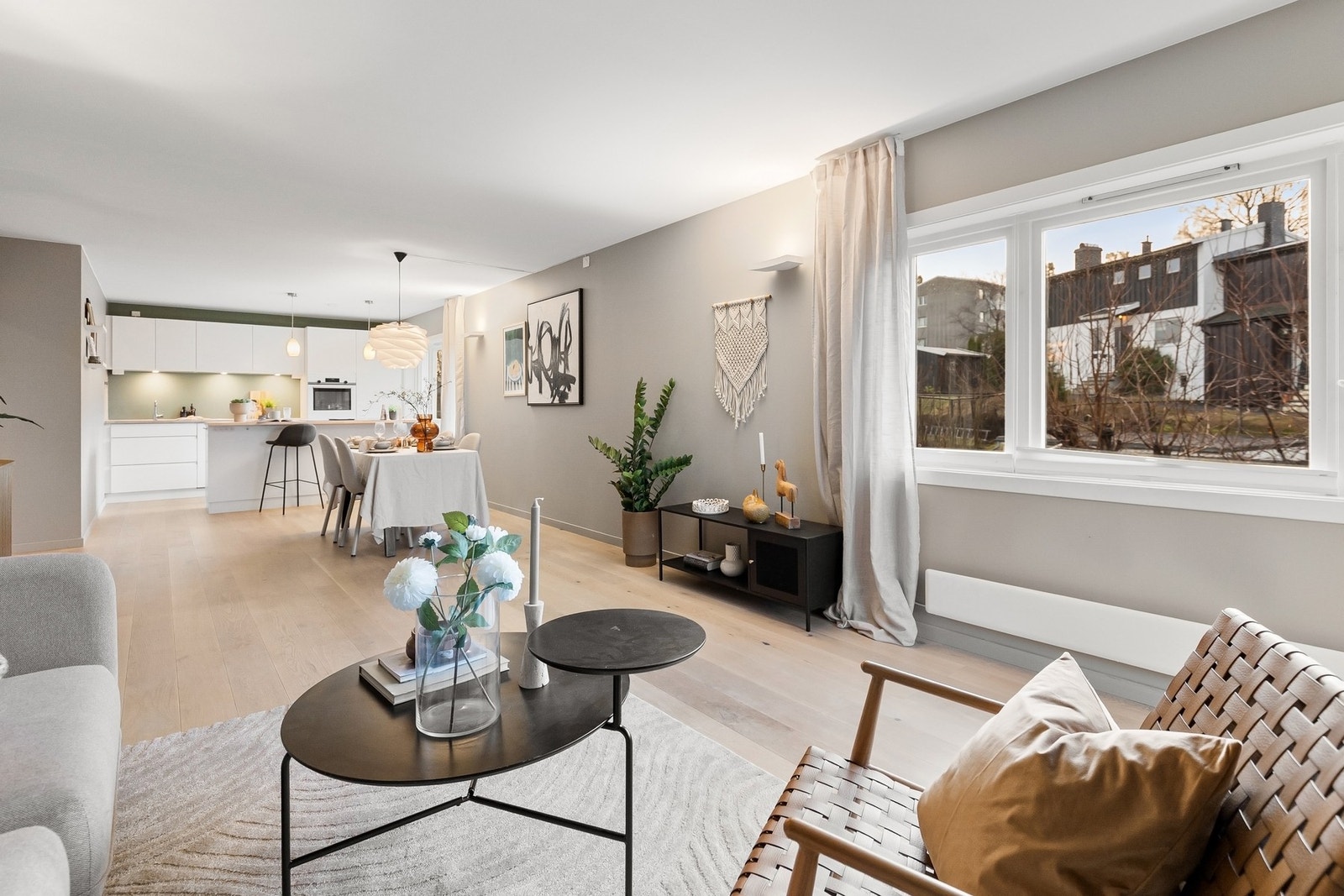 Åpen og sosial stue/kjøkken løsning - perfekt for både fest og hverdag. Galleribilde