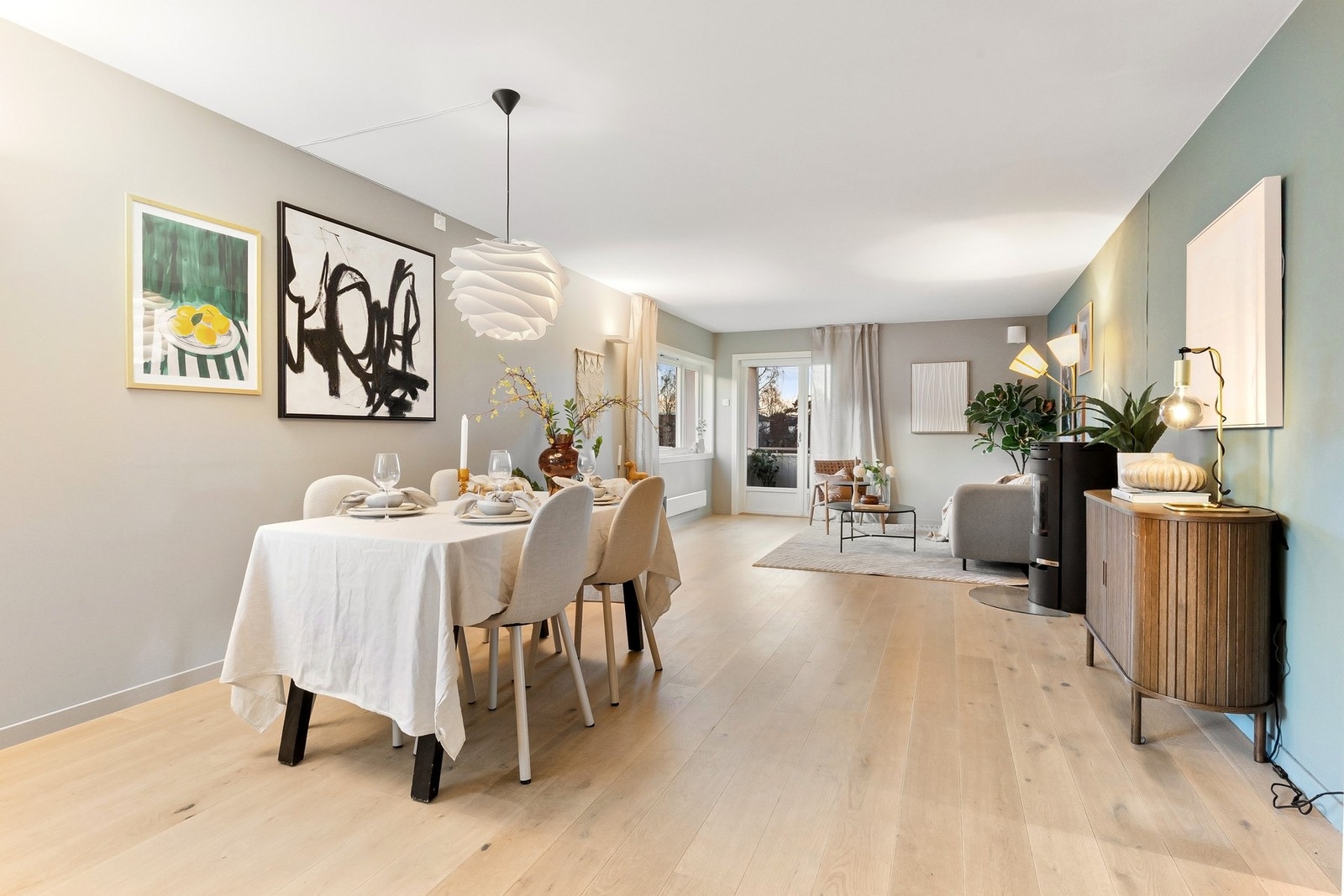 Kjøkkenet har åpen løsning mot stuen. Galleribilde