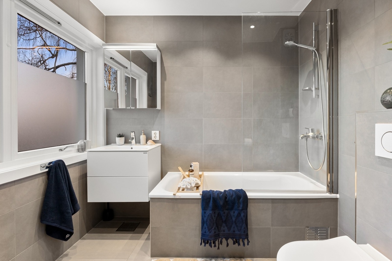 Lekkert hovedbad som har en-suite løsning til hovedsoverommet. Galleribilde