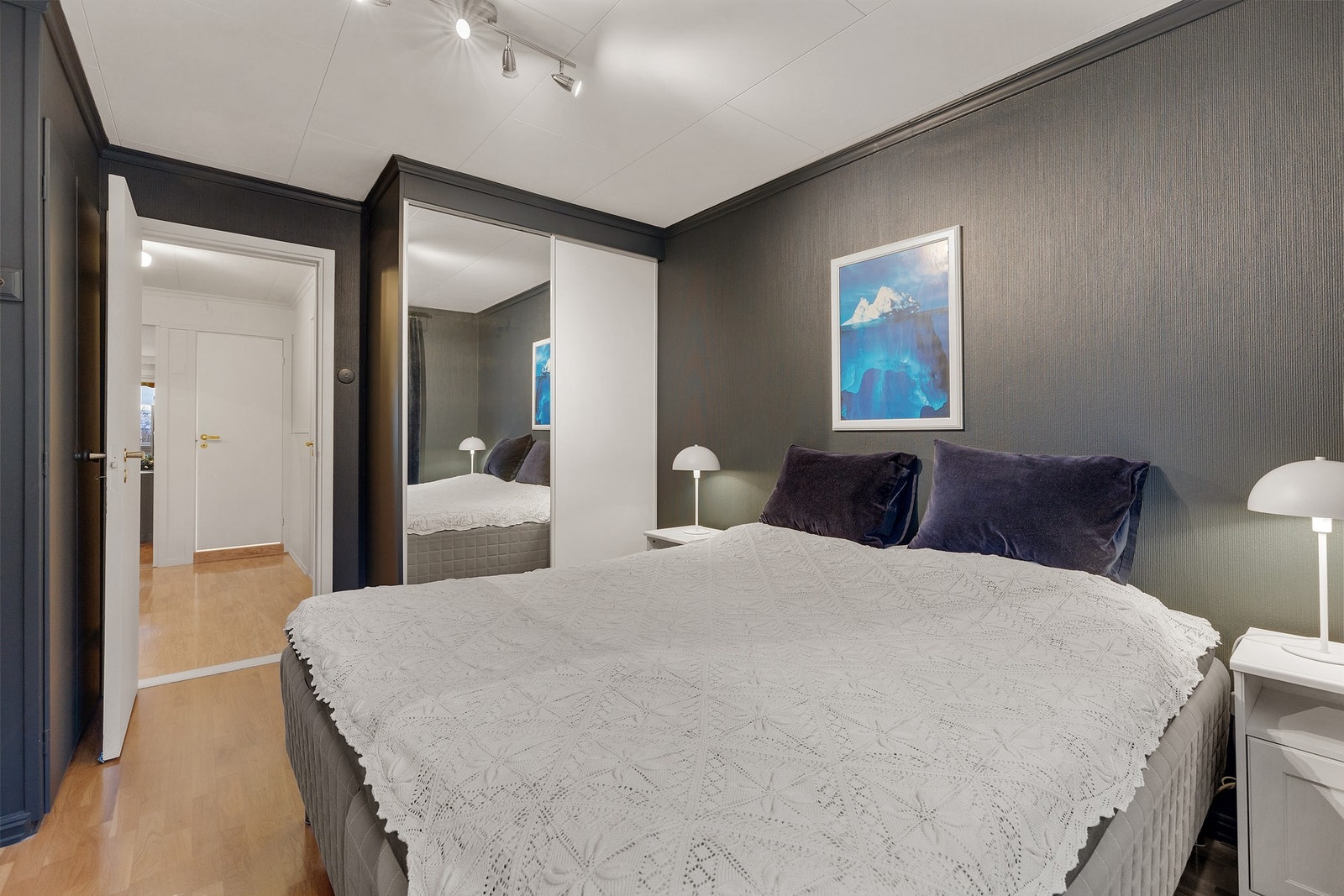 God oppbevaringsplass i garderobeskap med speilskyvedører Galleribilde