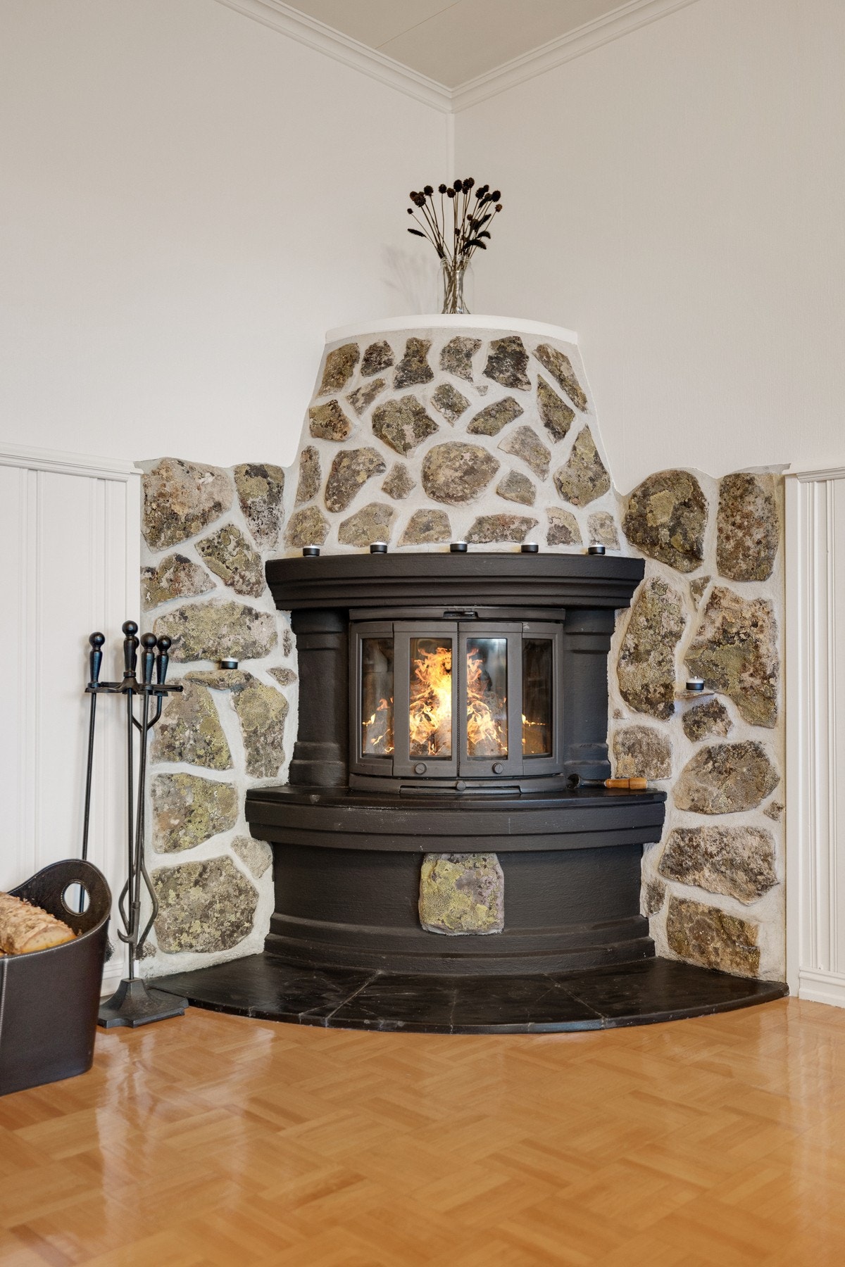 Ildsted murt i stein fra Rendalen som gir både varme og et unikt særpreg til rommet Galleribilde