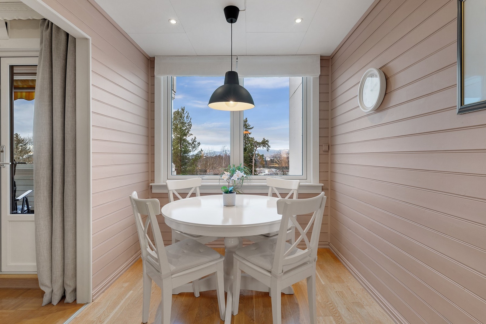 En hyggelig spiseplass med store vinduer slipper inn rikelig med naturlig lys Galleribilde