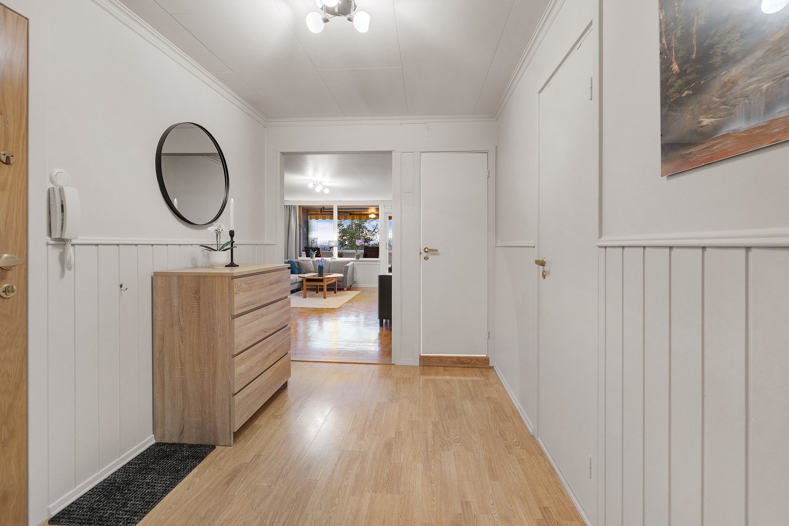 Innbydende entré med god plass til oppbevaring Galleribilde