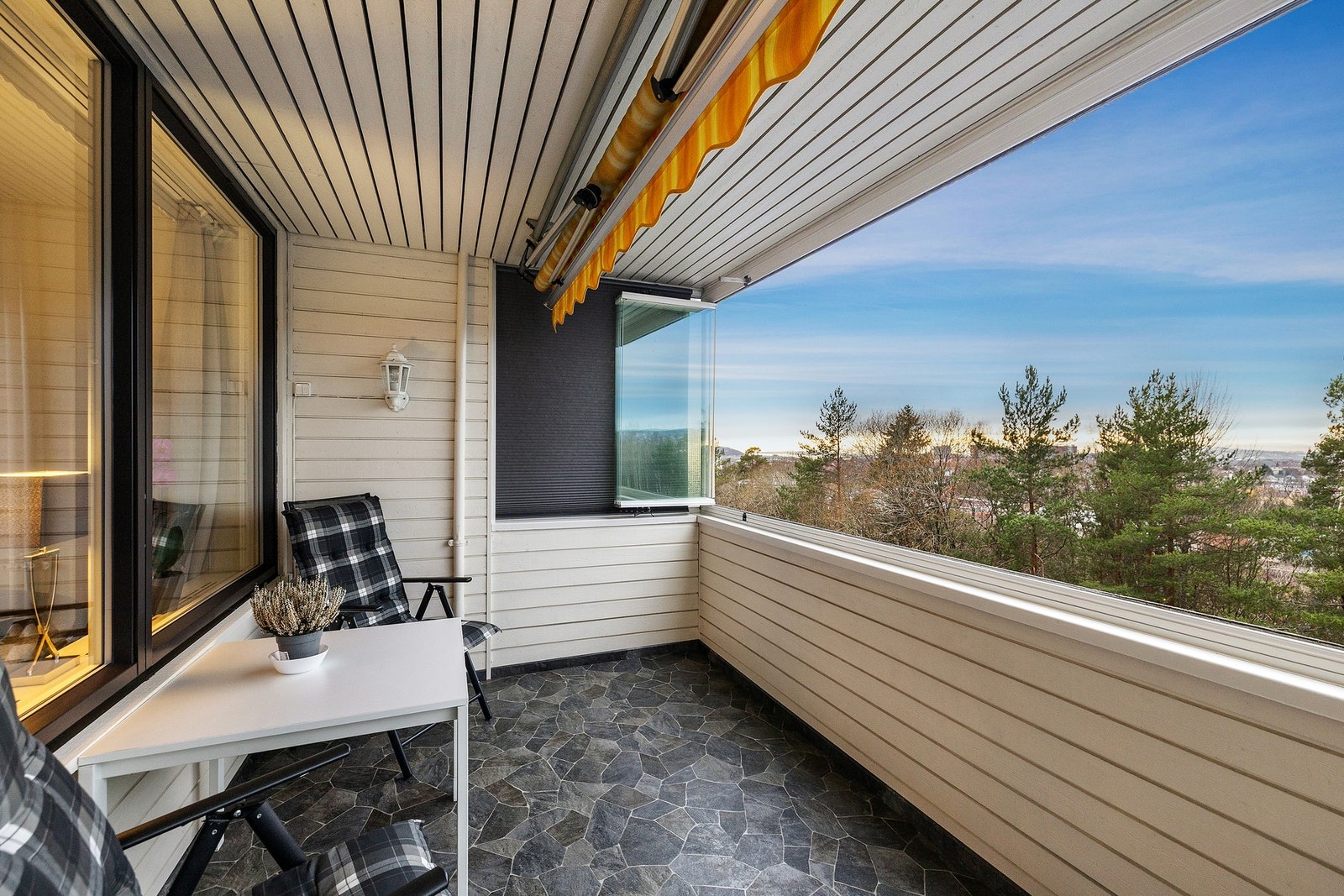 Stor 2-roms på Tveita med blant annet innglasset balkong og peis! Galleribilde