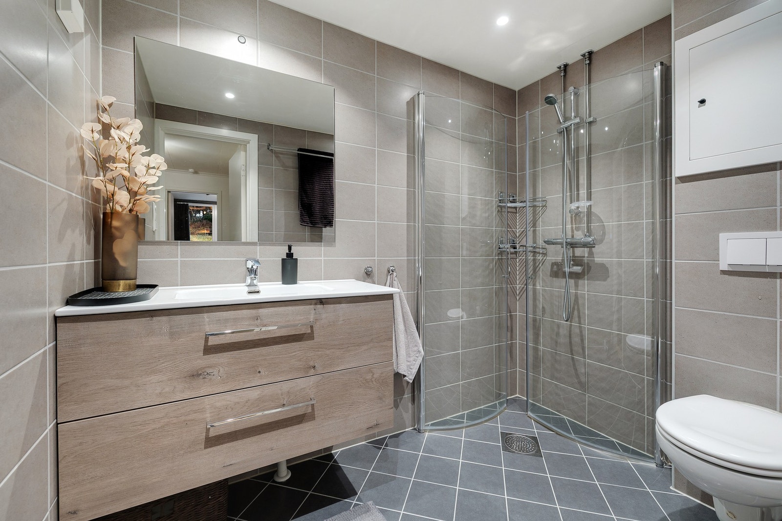 Stilrent bad fra 2021 med moderne løsninger og god plass Galleribilde