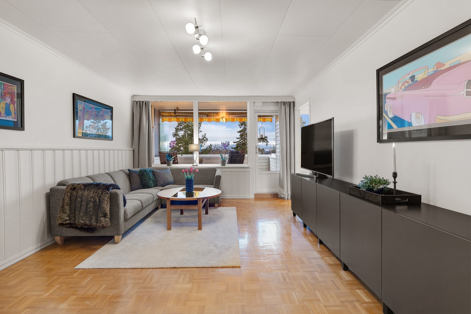 En lys og romslig stue med god plass til både sofa og TV-løsning Galleribilde