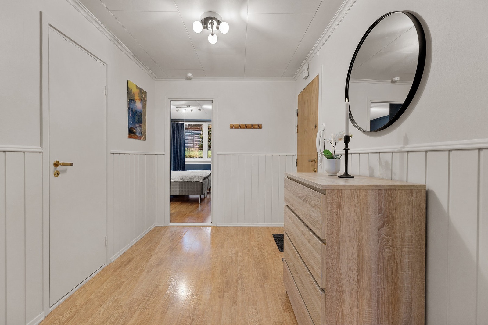 Her er det god plass til å sette fra seg sko og henge av seg yttertøy Galleribilde