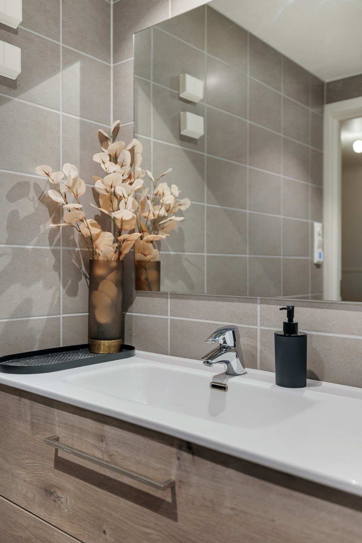 Pen servantløsning med god oppbevaringsplass og stort speil med behagelig lys Galleribilde