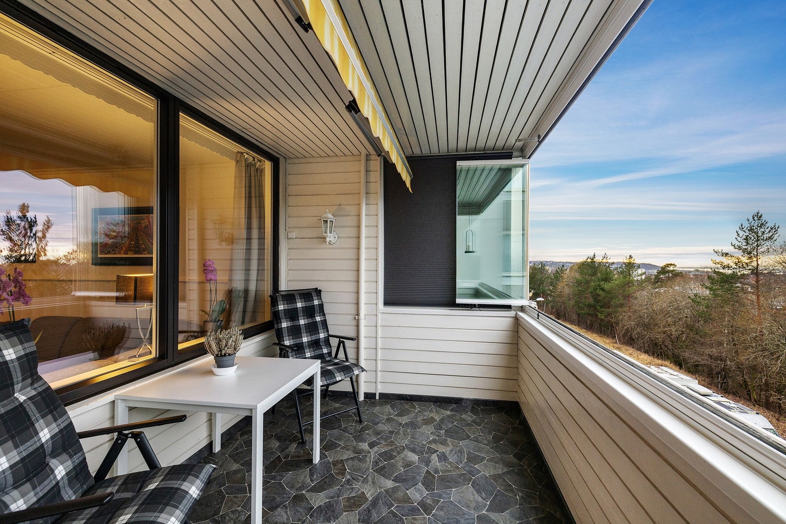 Her er det god plass til utemøbler, grill og beplantning Galleribilde