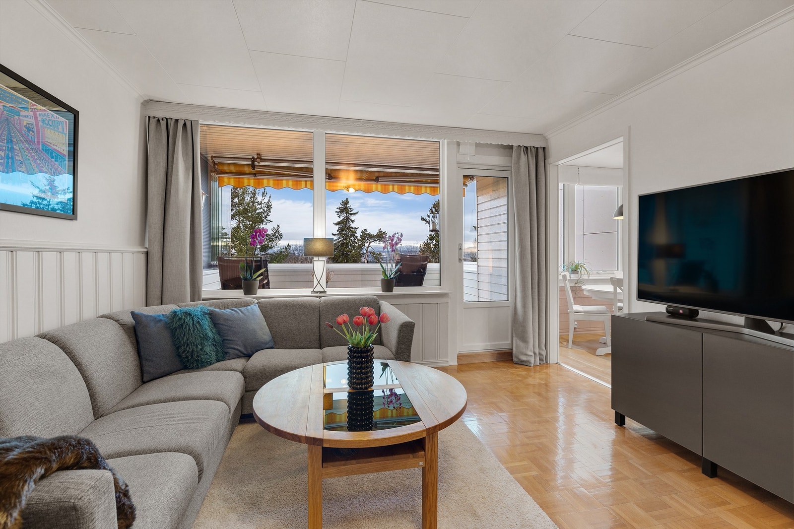 Stuen har heltre eikeparkett ifølge eier, som både er slitesterk og estetisk. Galleribilde