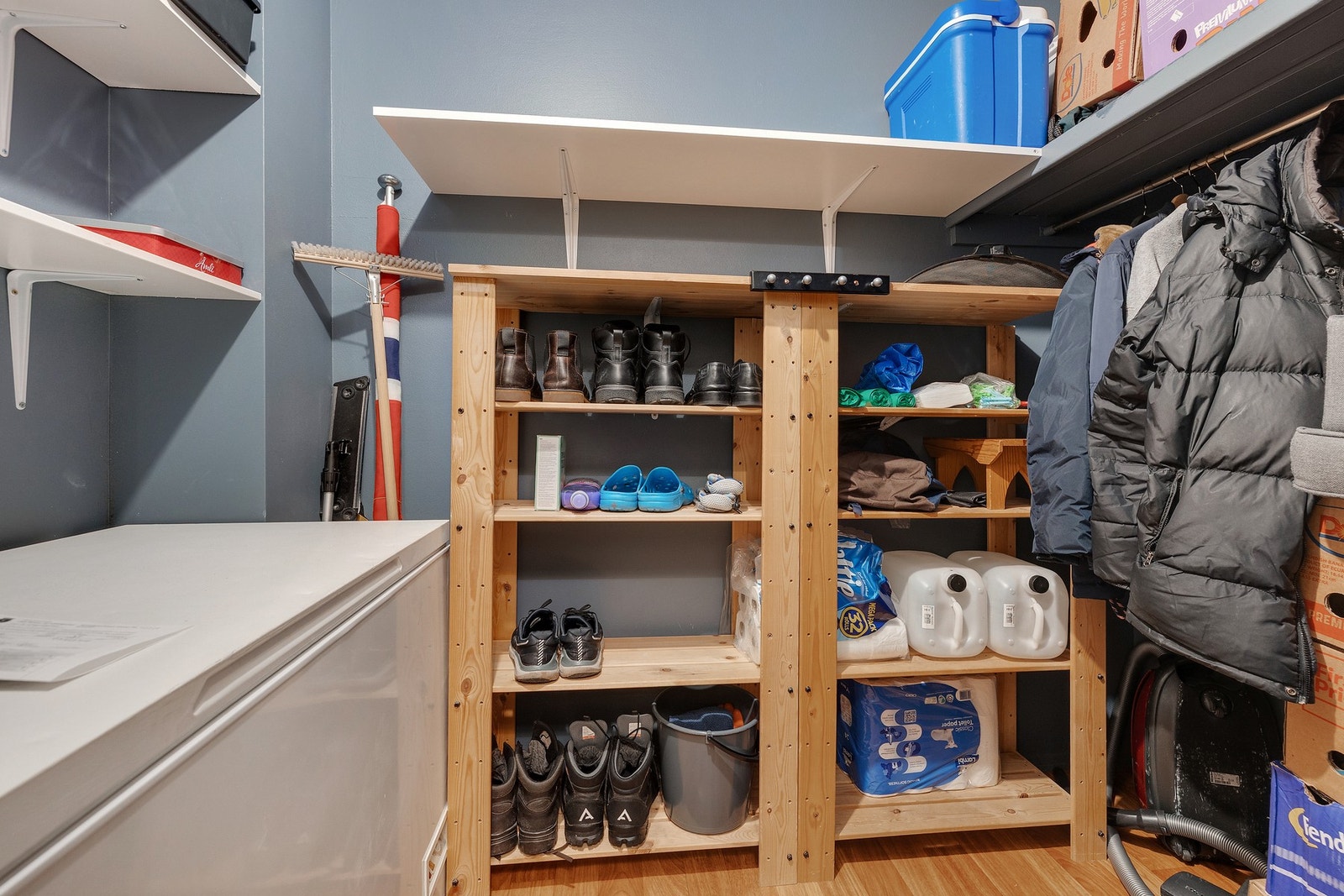 Boligen har en praktisk innvendig bod, og en bod i kjelleretasjen Galleribilde