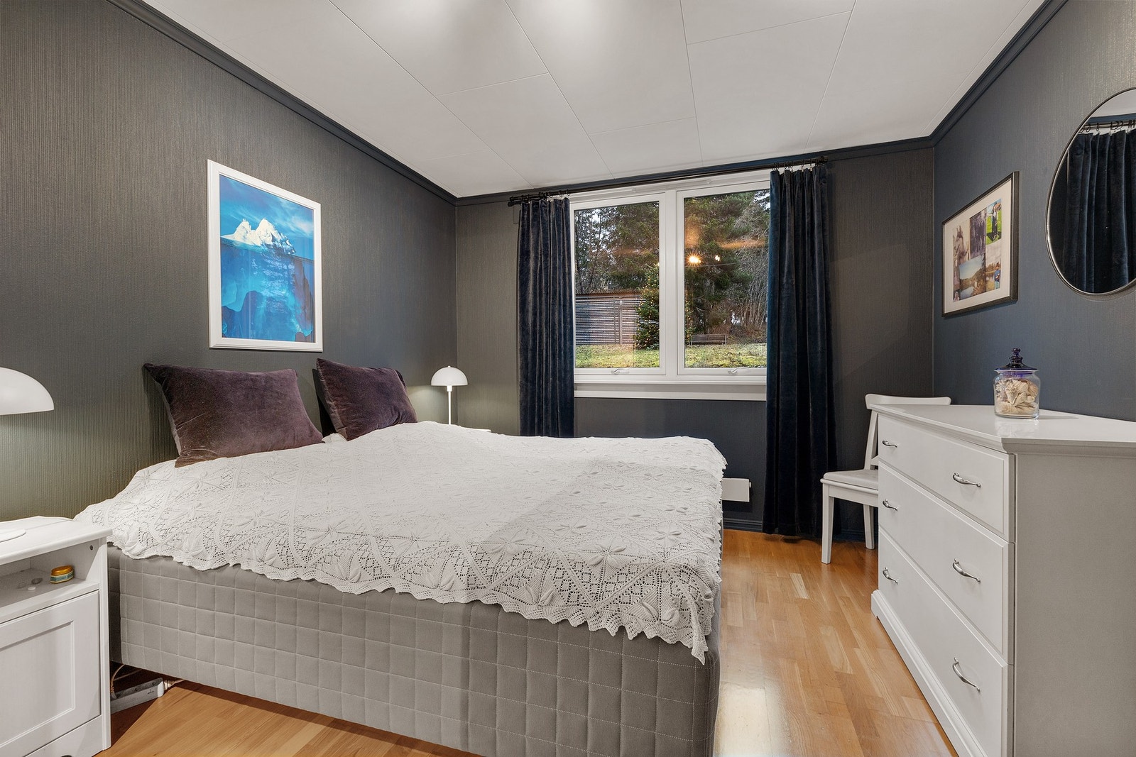 Behagelig soverom vendt mot rolige omgivelser Galleribilde