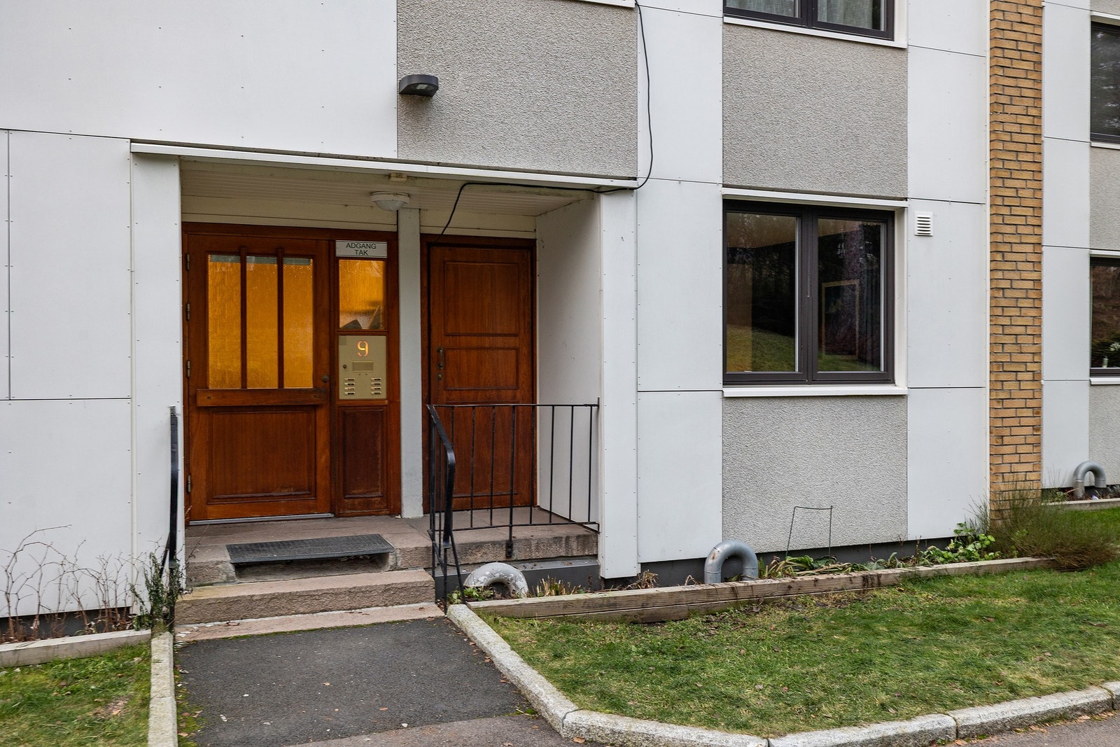 Inngangspart med dørcalling. Galleribilde