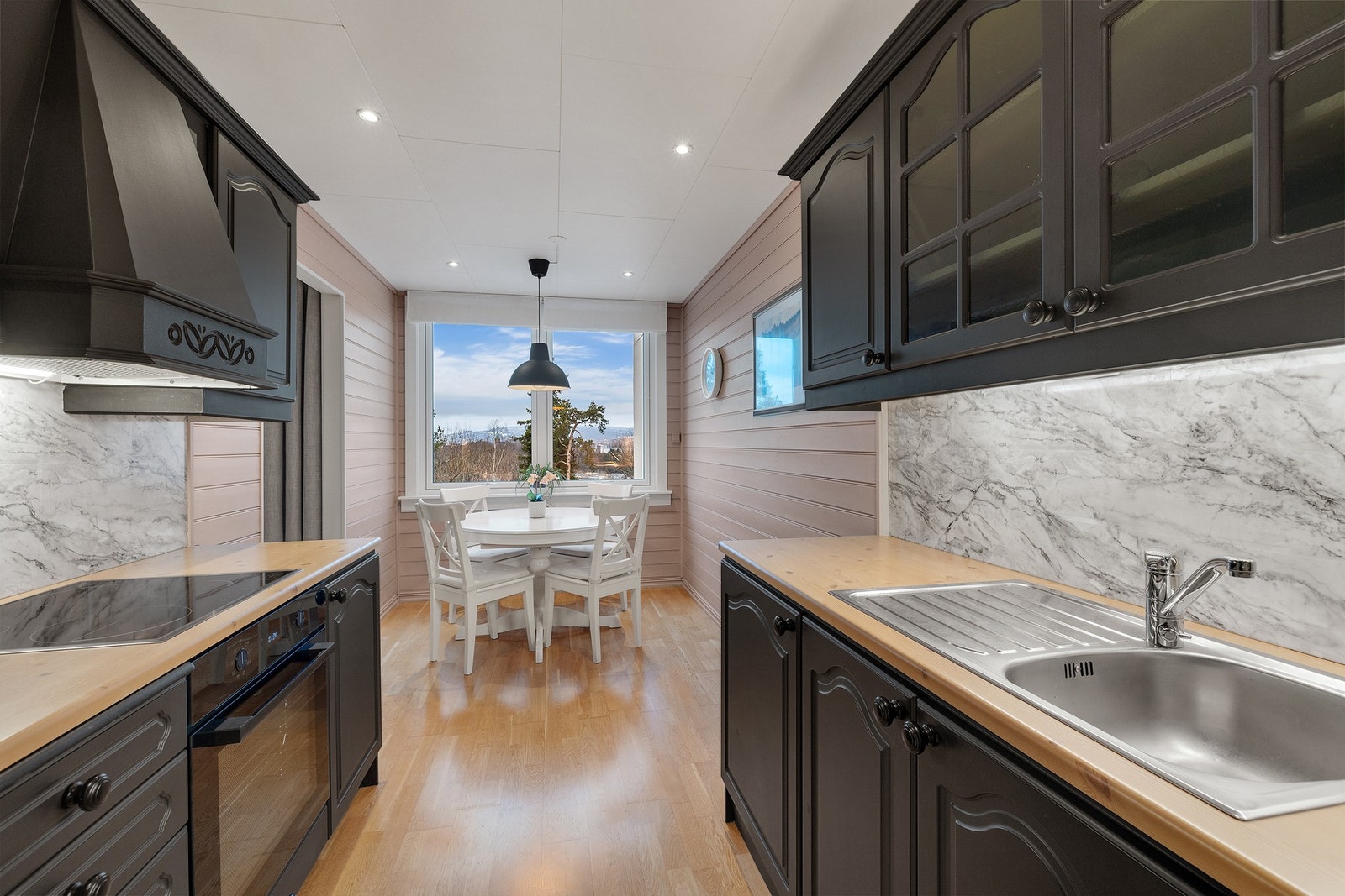 God plass til spisebord på kjøkkenet, med fint utsyn fra vinduene Galleribilde