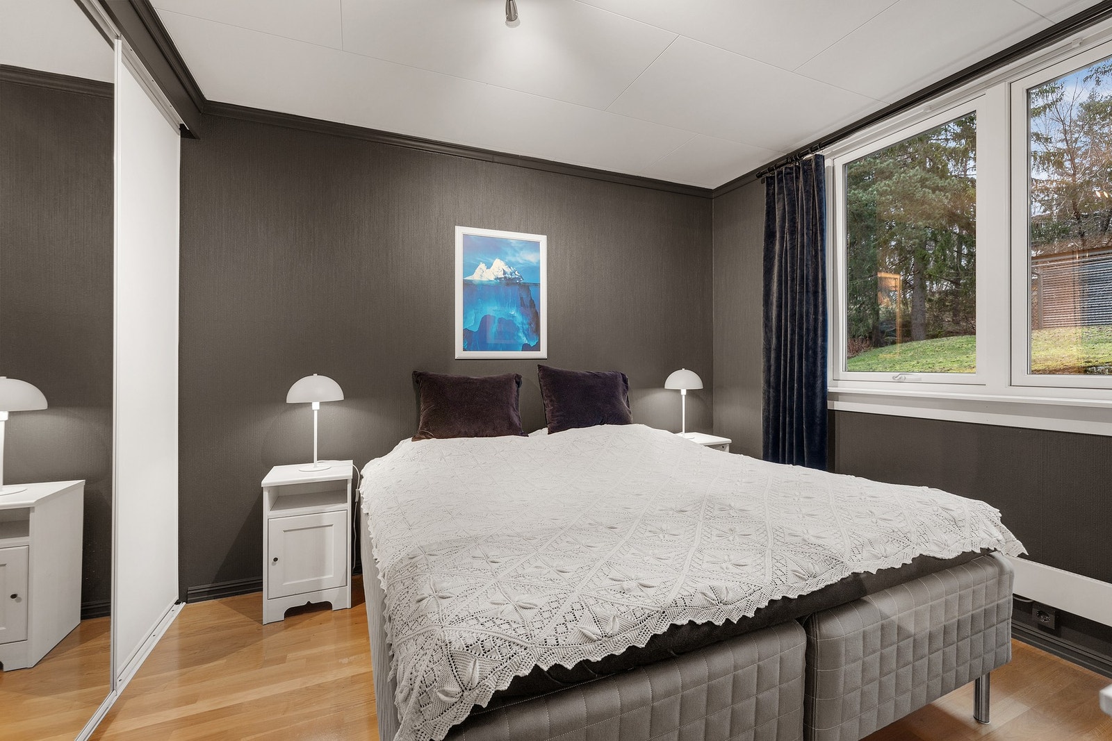 Stort vindu som gir godt lys og en trivelig atmosfære i rommet Galleribilde