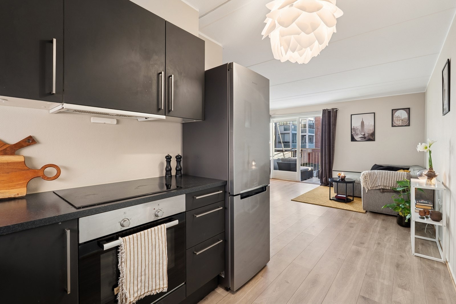 Kjøkkenet har moderne detaljer og god belysning. Galleribilde