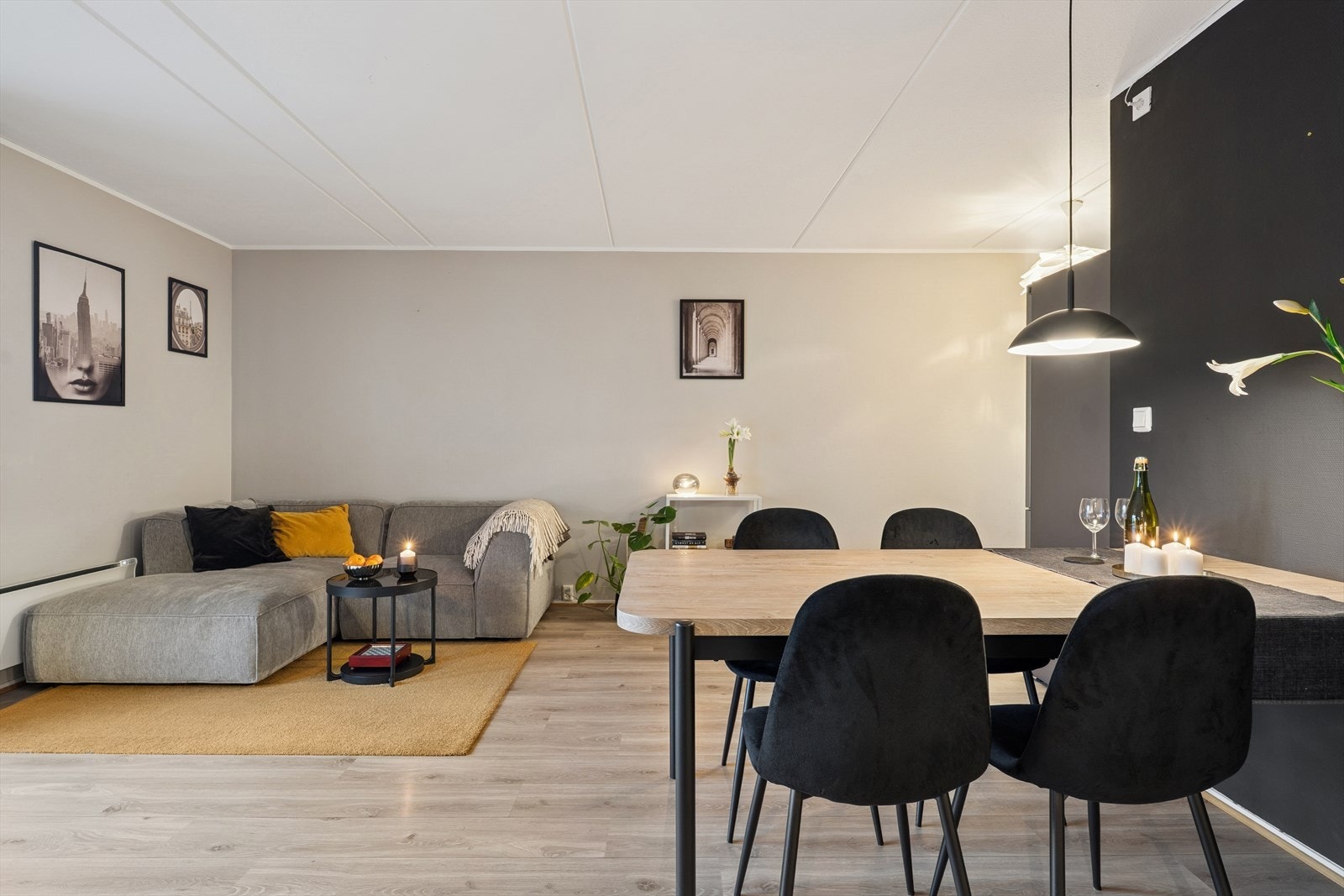 Stuen er leilighetens naturlige samlingspunkt, med plass til både sofakrok og spisebord. Galleribilde