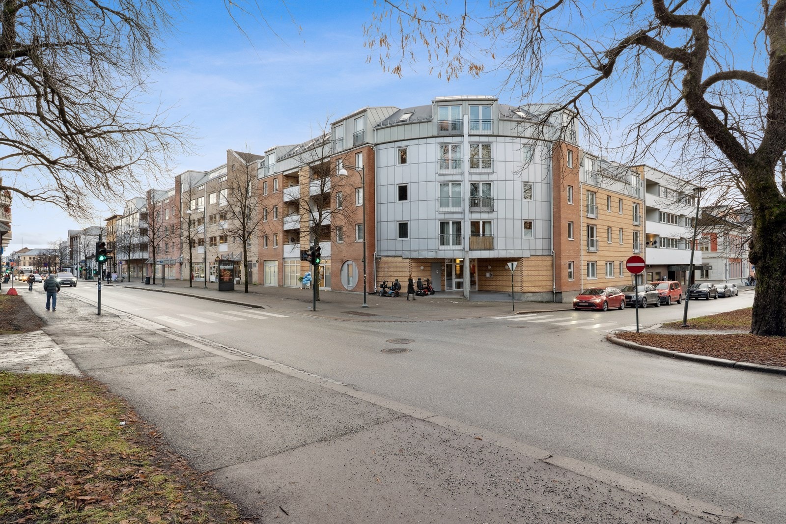 Her bor du midt i sentrum med gangavstand til alt byen har å by på som blant annet kino, teater, butikker, serveringssteder, rekreasjonsområder og kollektivtransport. Galleribilde