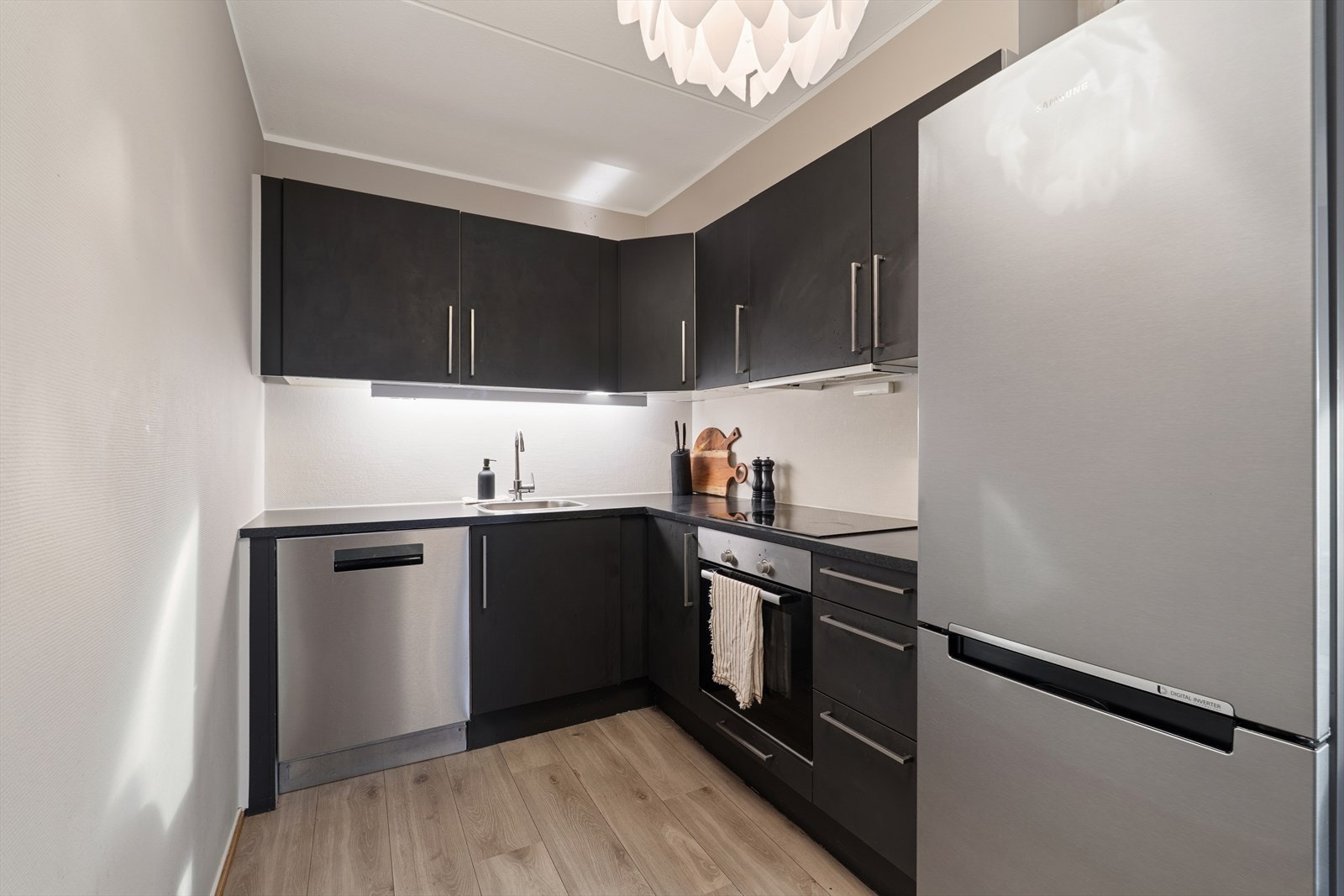 Her har du alt du trenger for å lage gode måltider, og det er god plass til både matlaging og oppbevaring. Galleribilde