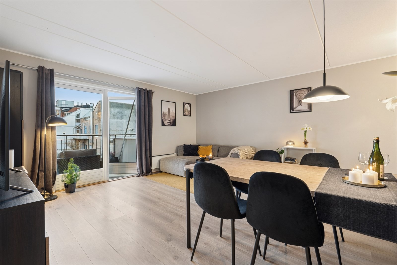 Nøytrale farger på vegger og gulv gir et tidløst og lunt preg. Galleribilde