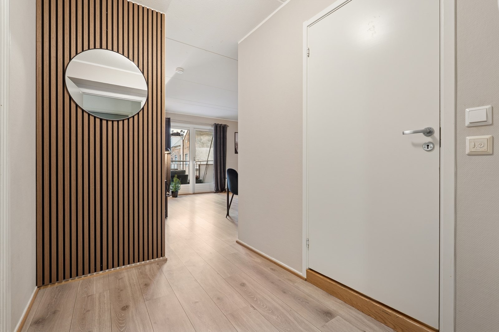 Du ønskes velkommen inn i en lys og trivelig entré med plass til både sko og yttertøy. Galleribilde