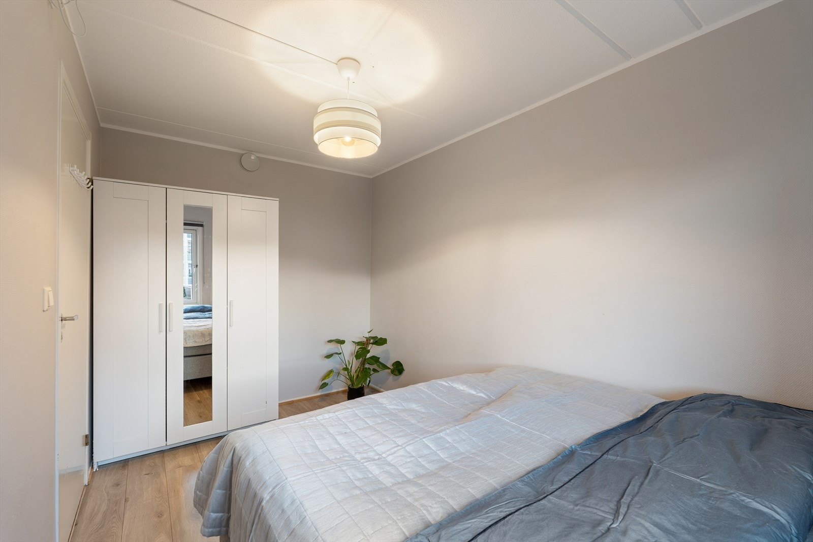 Garderobeskap med speil gir gode oppbevaringsmuligheter. Galleribilde