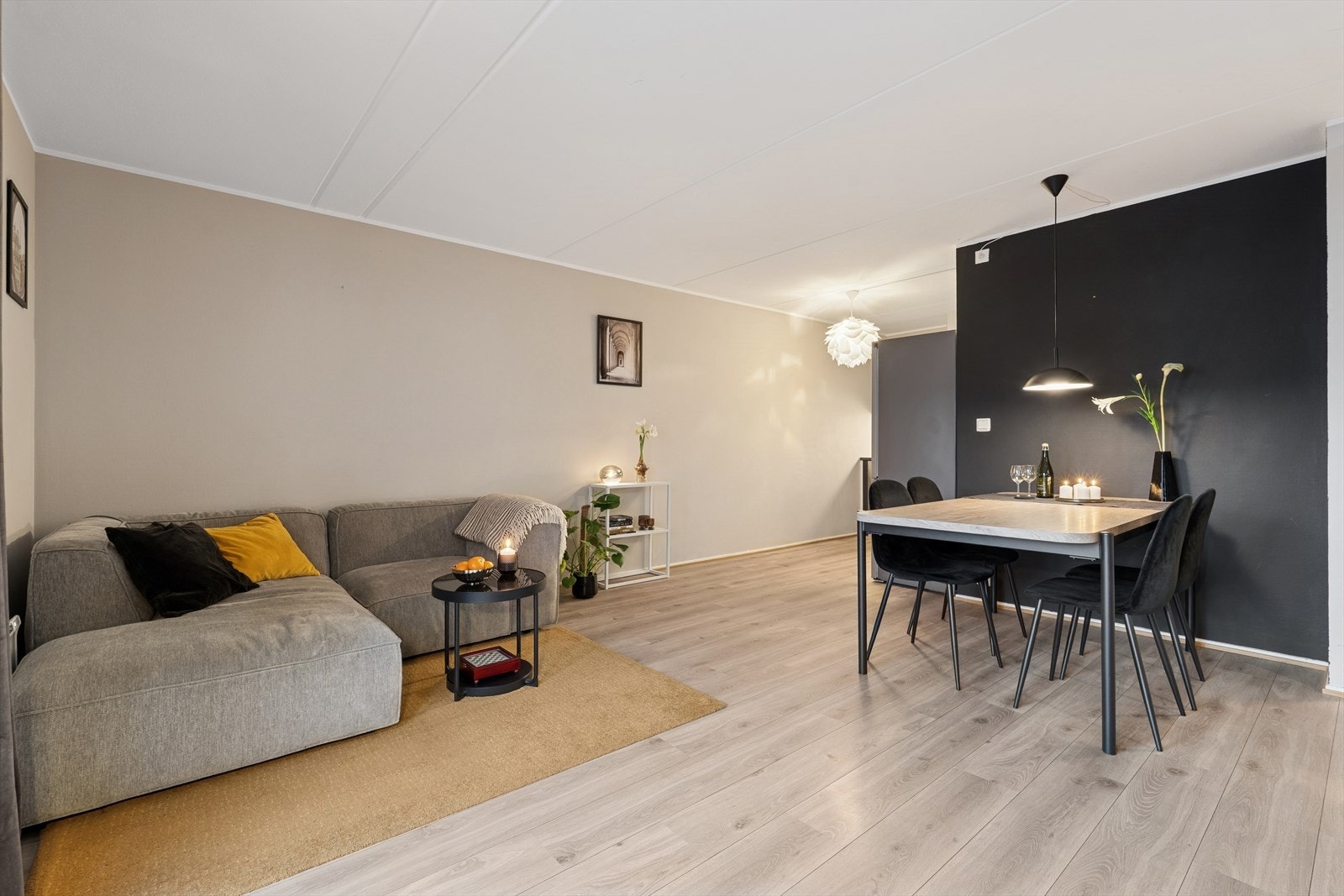 Åpen løsning mellom stue og kjøkken gir en sosial og praktisk sone. Galleribilde