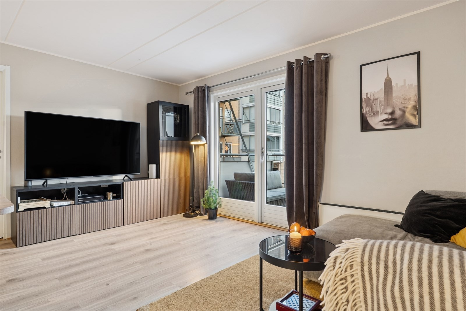 Store vindusflater gir rikelig med dagslys og en lys, innbydende atmosfære. Galleribilde