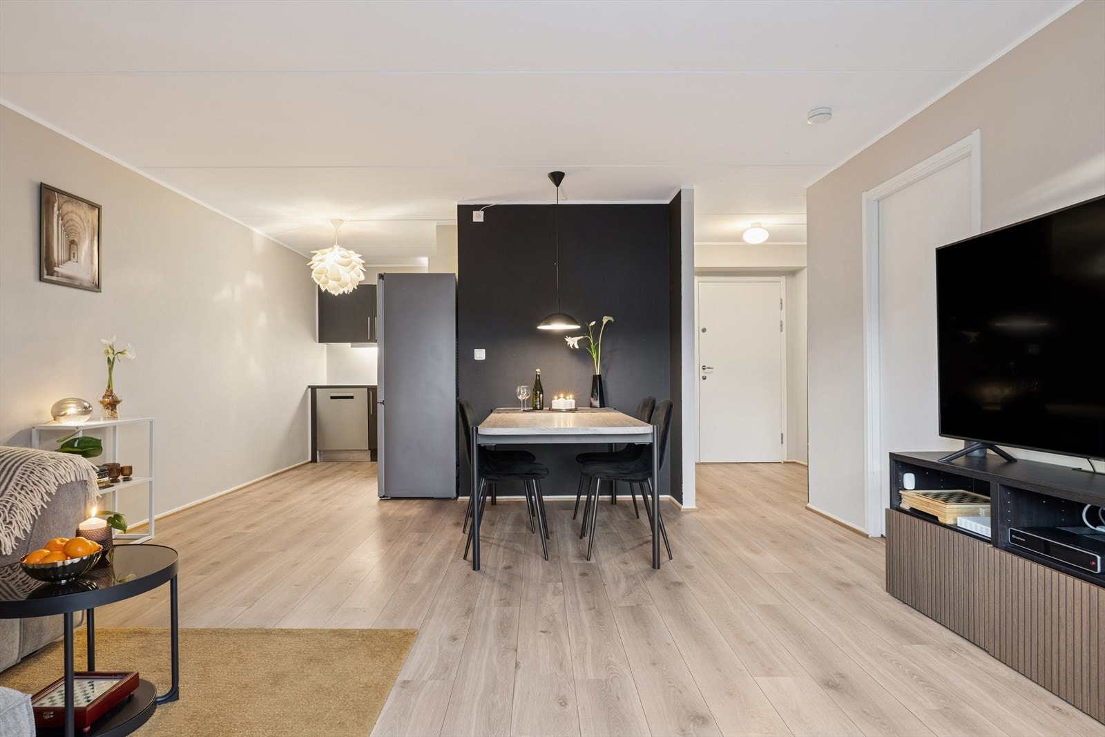 Planløsningen er smart og effektiv, med entré, åpen stue/kjøkken-løsning, bad og soverom. Galleribilde