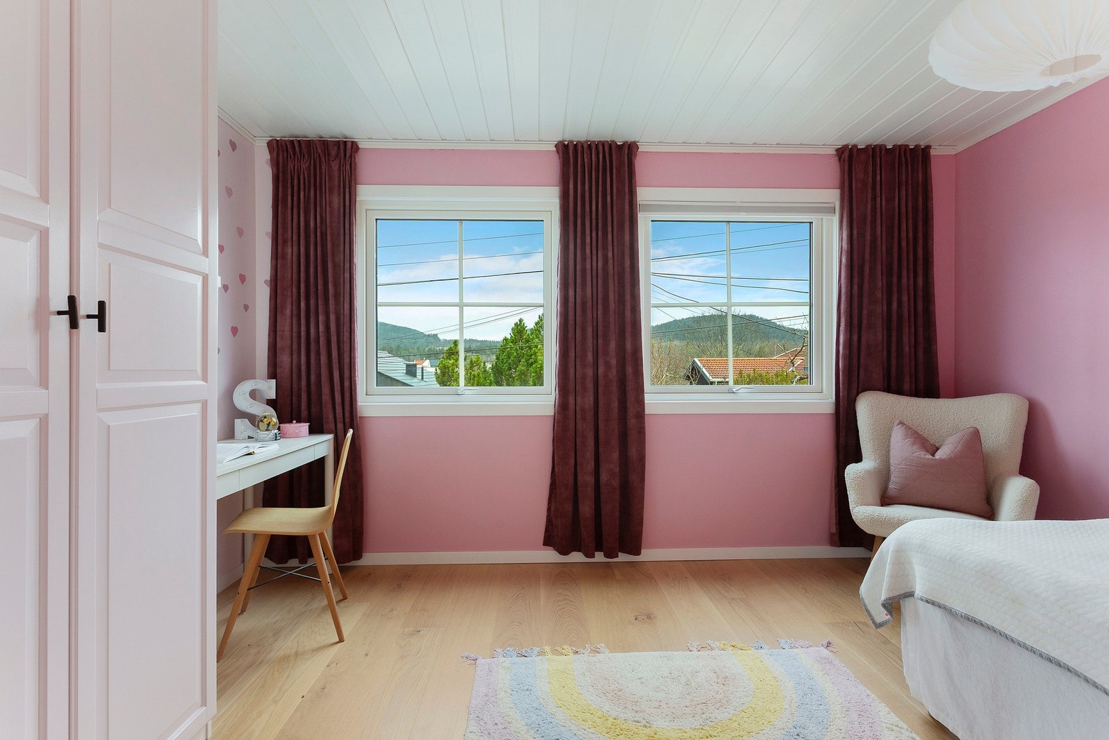 Lyst og hyggelig soverom med stor garderobe. Galleribilde