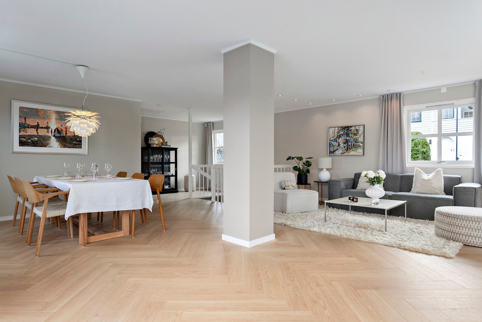 Lys og tiltalende stue med down-lights i himlingen. Galleribilde