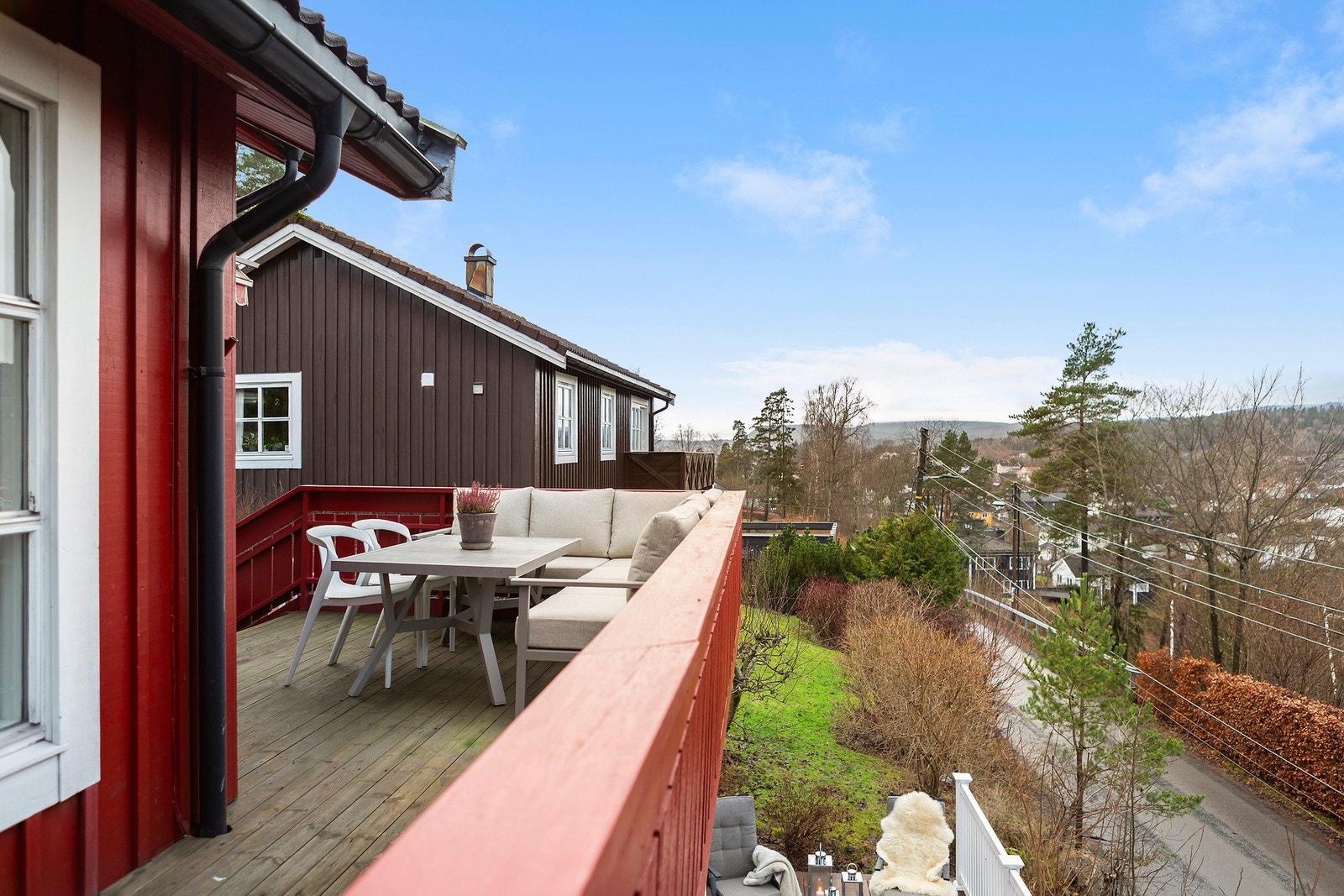 Balkongen er høyt og frittliggende med svært godt med sol fra tidlig formiddag og til solen går ned bak Kolsåstoppen. Galleribilde