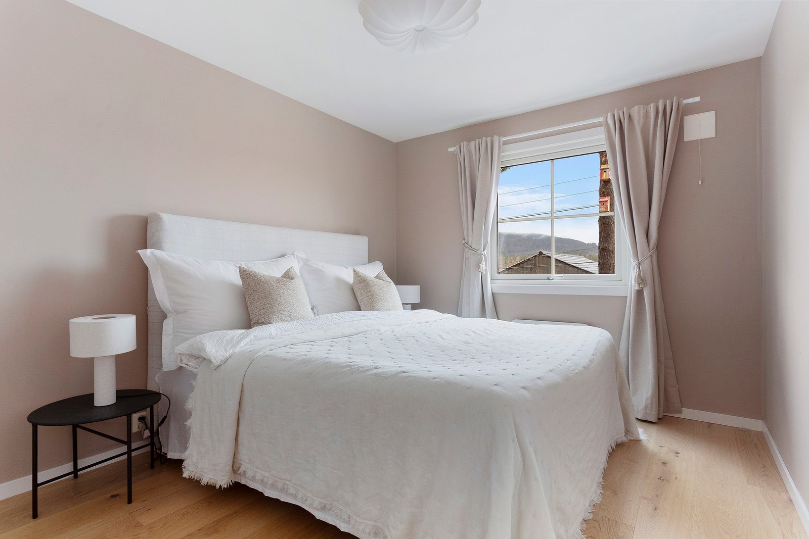 Hovedsoverommet har god plass til dobbelseng og nattbord. Galleribilde