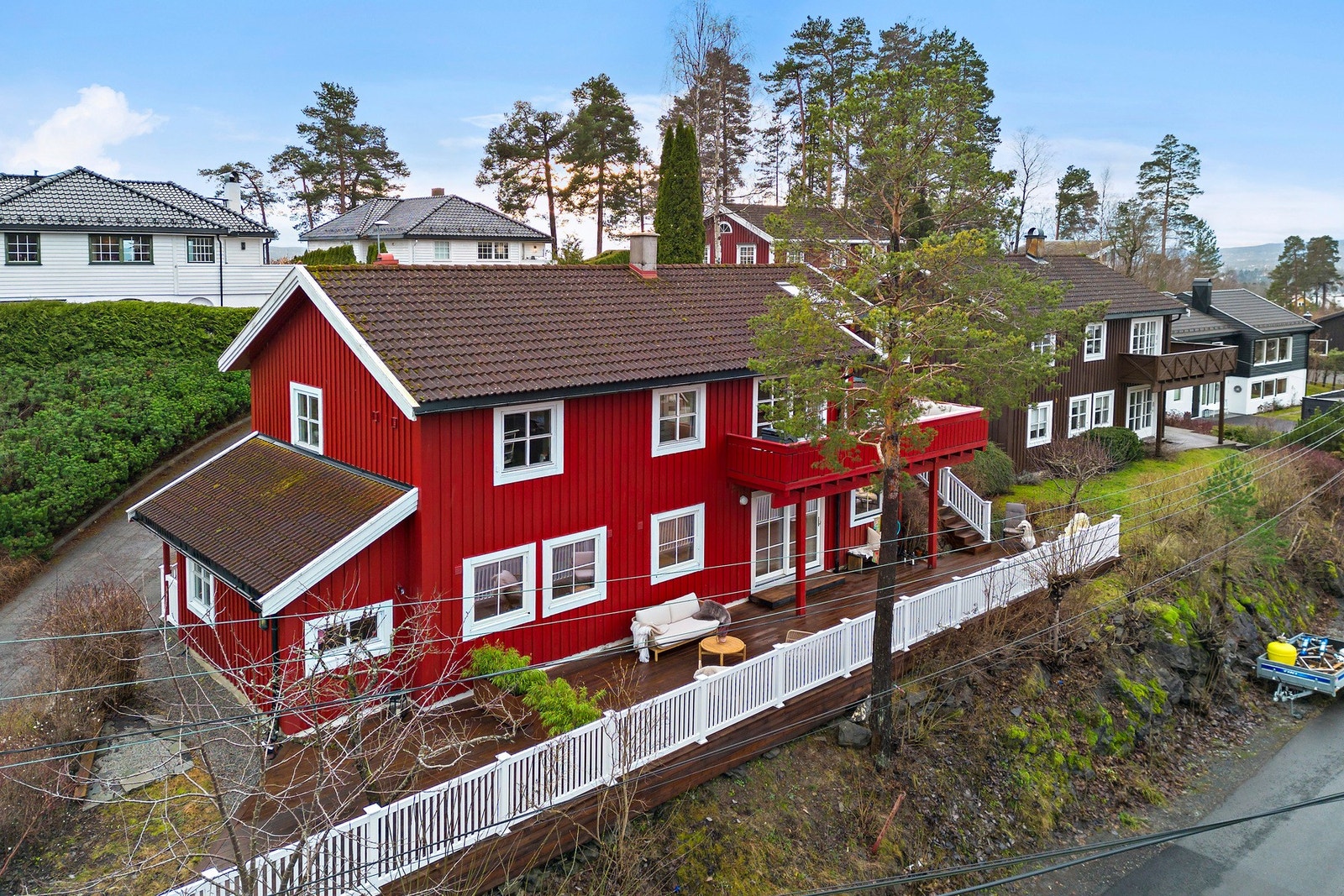 Boligen ligger i Østenåsveien som er en rolig og hyggelig villavei. Galleribilde