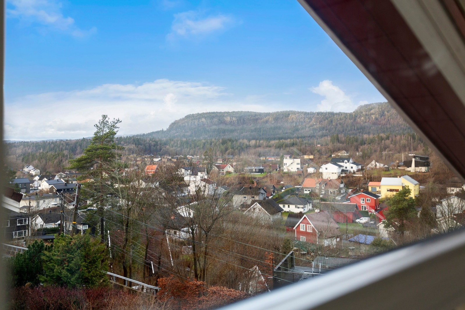 Utsikt fra loftsrommet mot Kolsåstoppen. Galleribilde