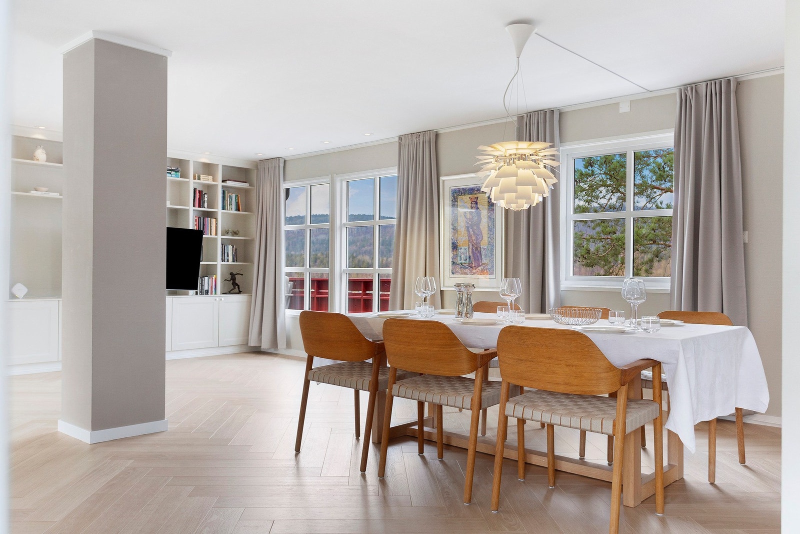 Fra spisestuen kan man nyte utsikten mot Kolsåstoppen. Galleribilde